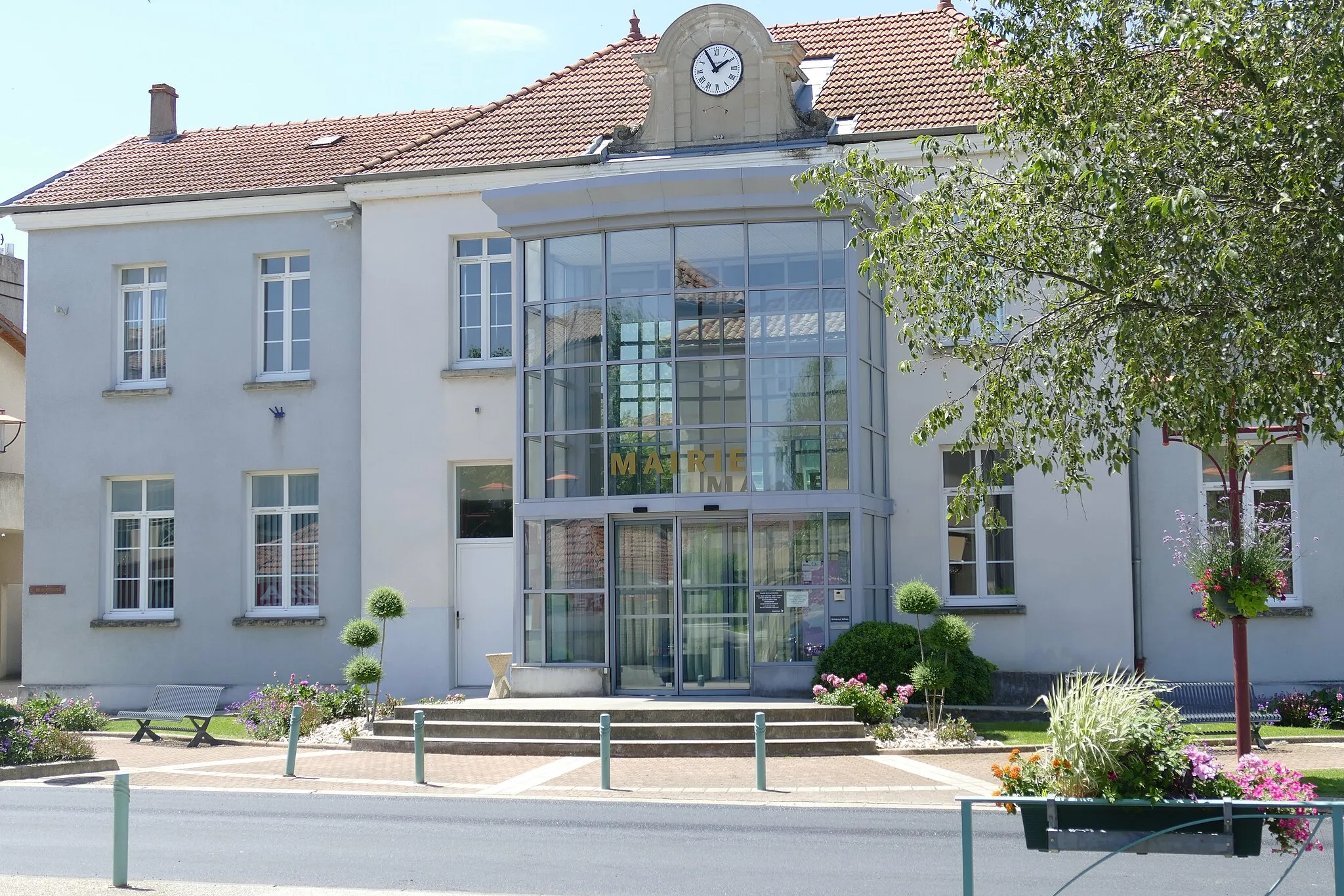 Photo showing: Mairie de Chatuzange le Goubet