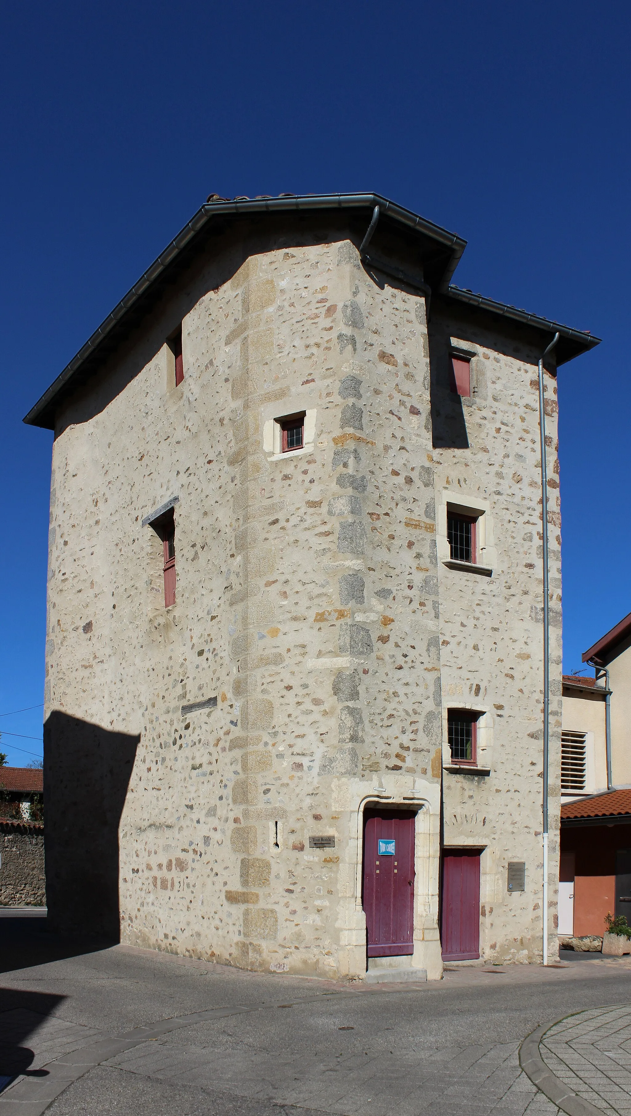 Photo showing: Tour carrée à Grézieu-la-Varenne.