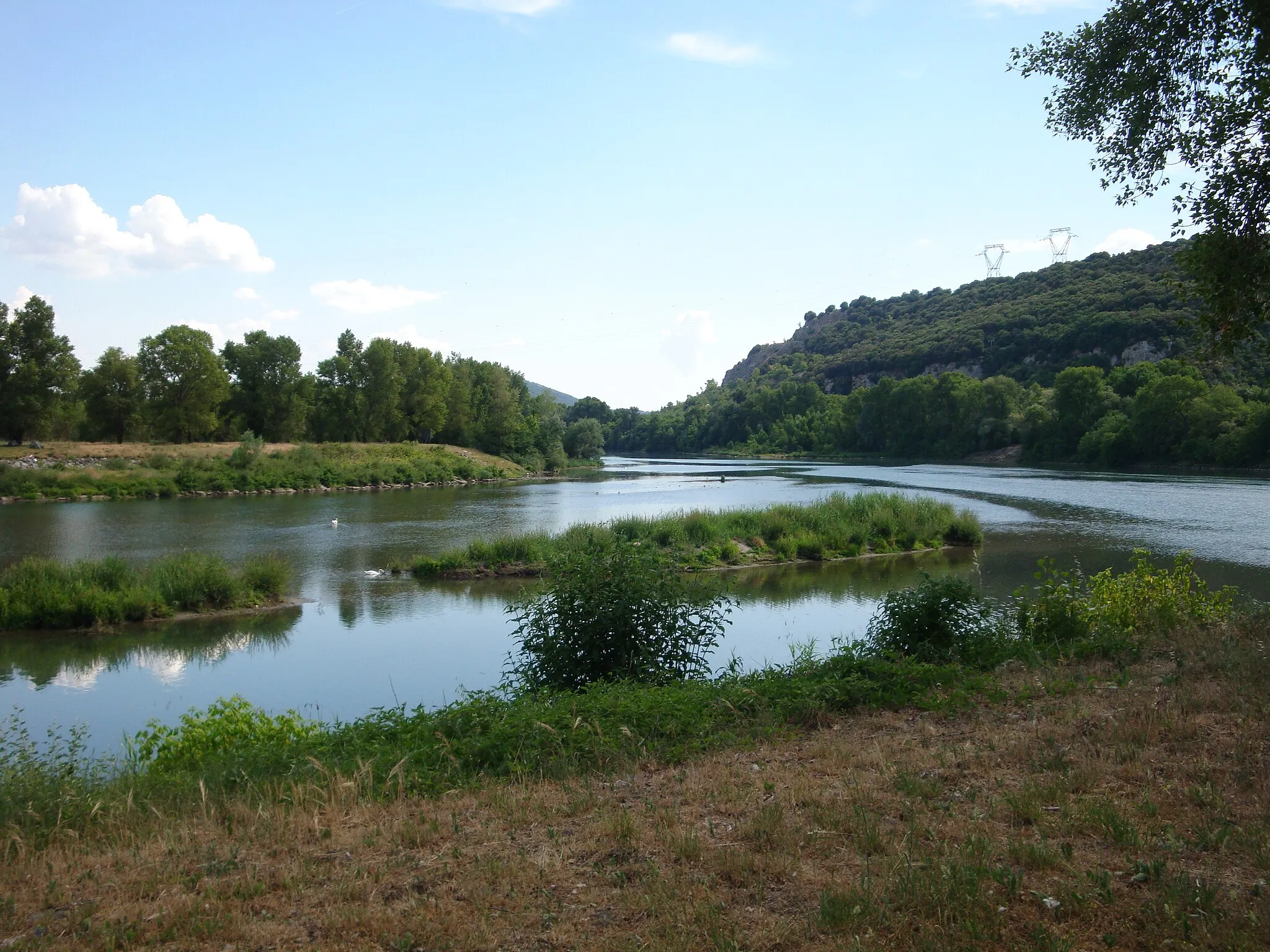 Photo showing: Confluence de L'Isère et du Rhône sur la commune de La Roche de Glun. La commune de Châteaubourg se trouve au niveau du Rhône et en face.