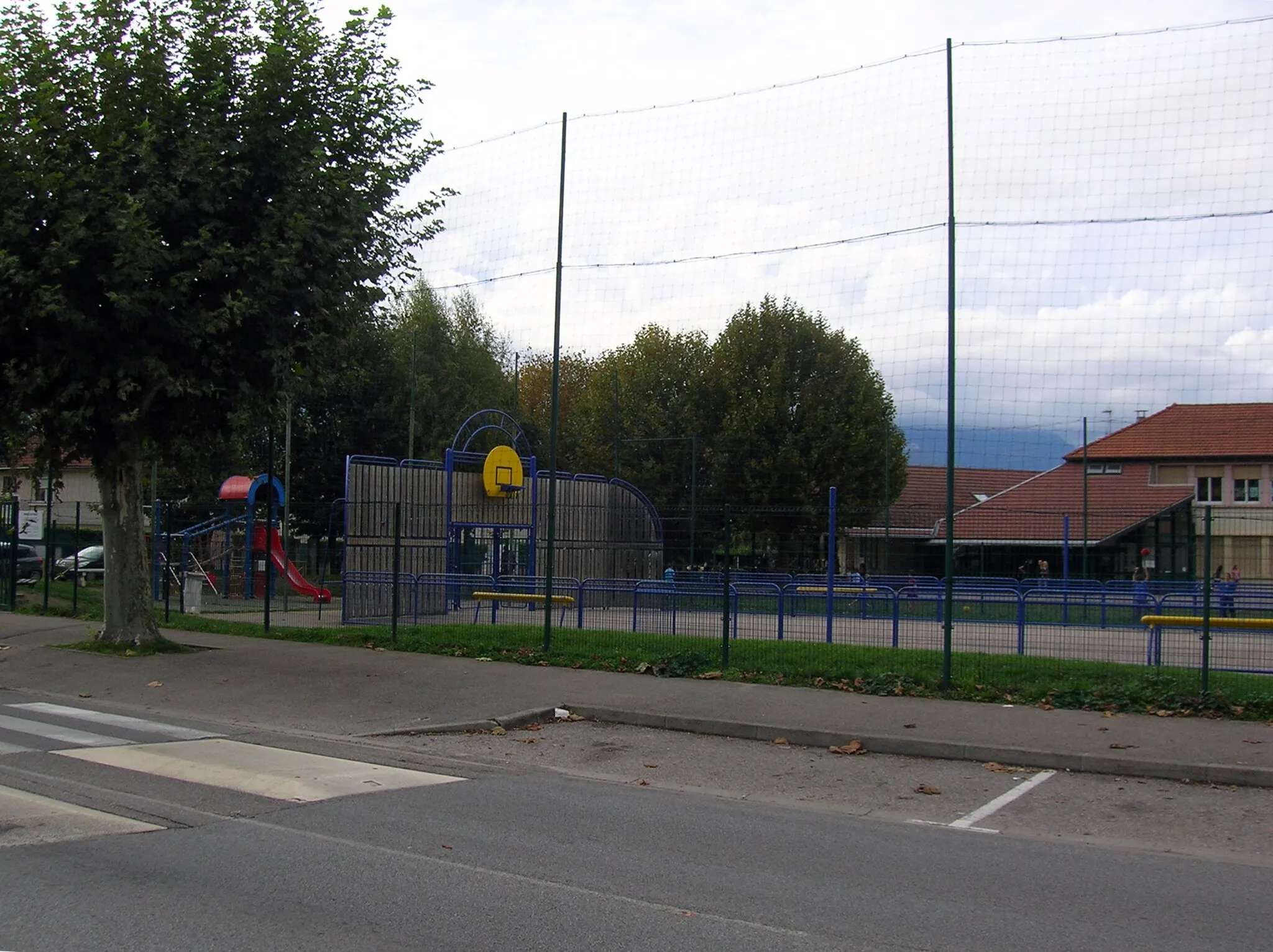 Photo showing: Jardin public et terrain de basket à Poisat, Isère, Rhône-Alpes, France.