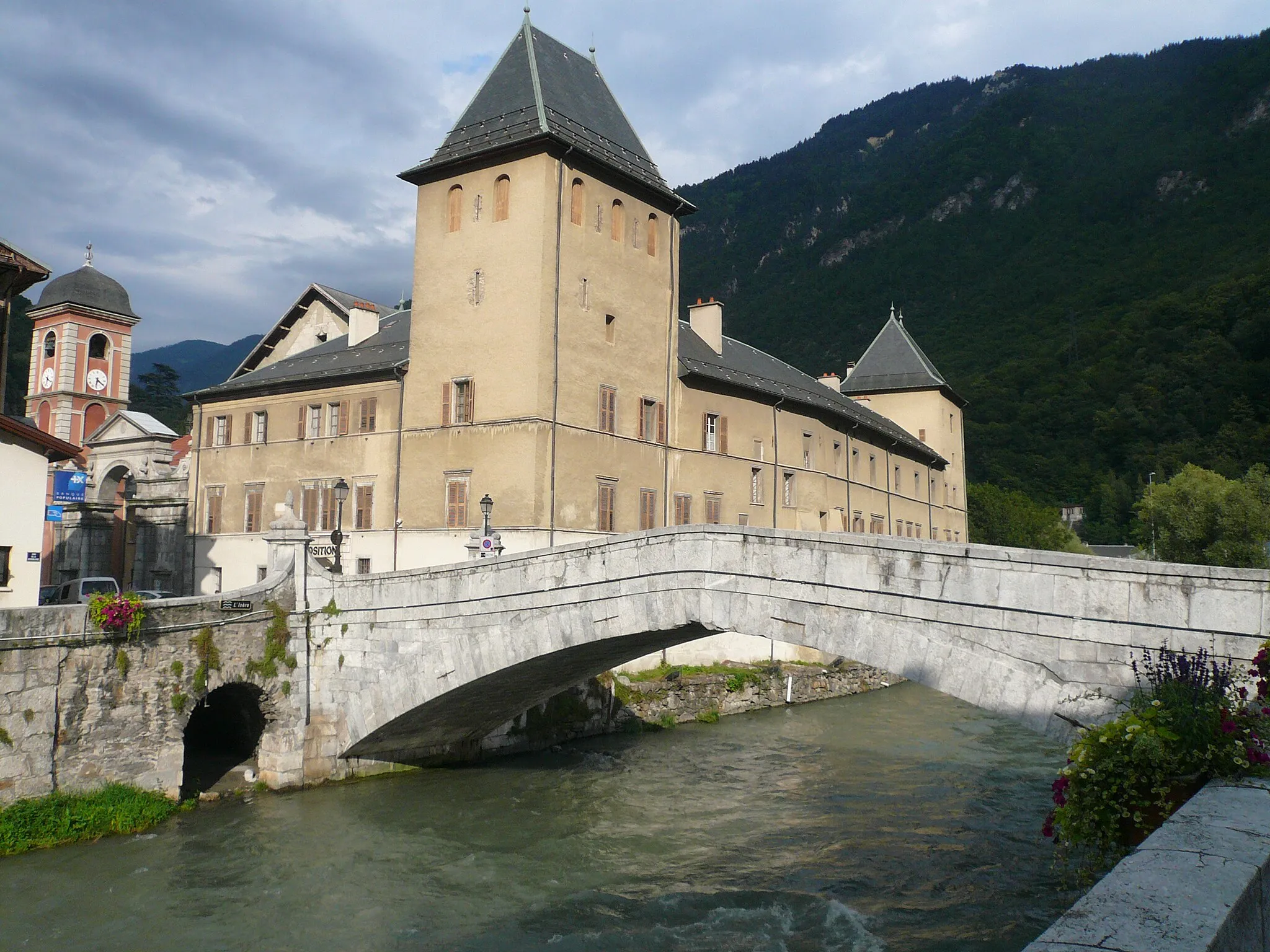 Photo showing: Former bishopric and old bridge in Moûtiers, Savoie, Rhône-Alpes, France.