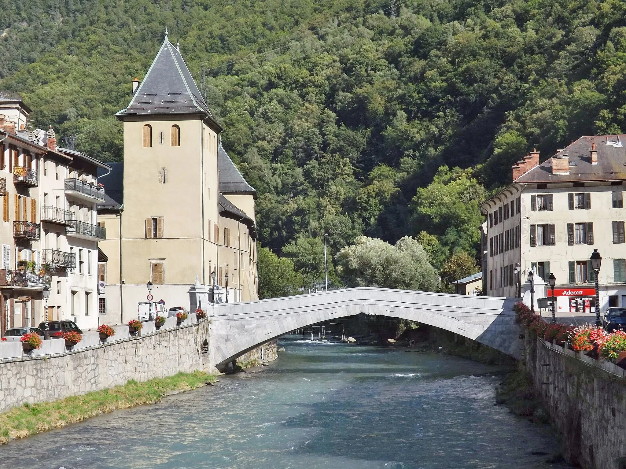 Photo showing: Sight of the Vieux-Pont (old bridge) crossing the river Isère in the French city of Moûtiers in Savoie.