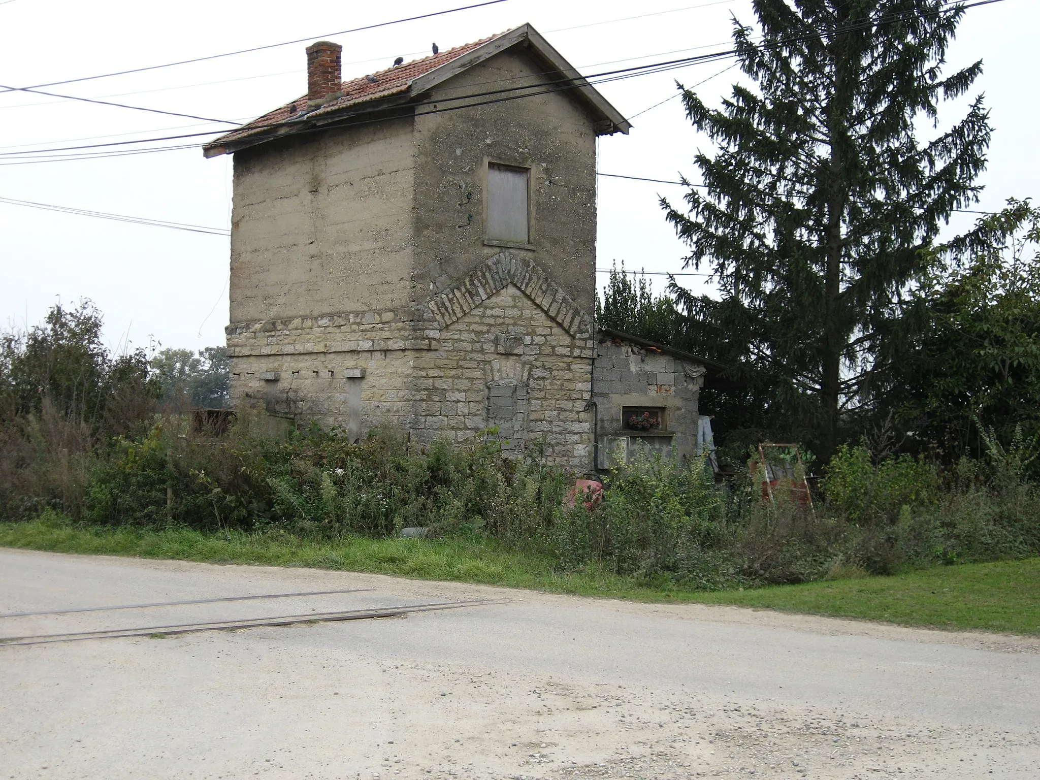 Photo showing: CFEL guardhouse crossing in Pusignan, end 2007. Line between Lyon PD and Crémieu.