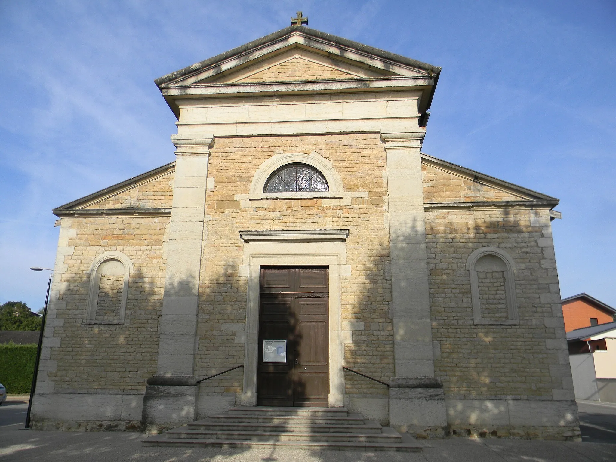 Photo showing: Parvis de l'église de Pusignan.