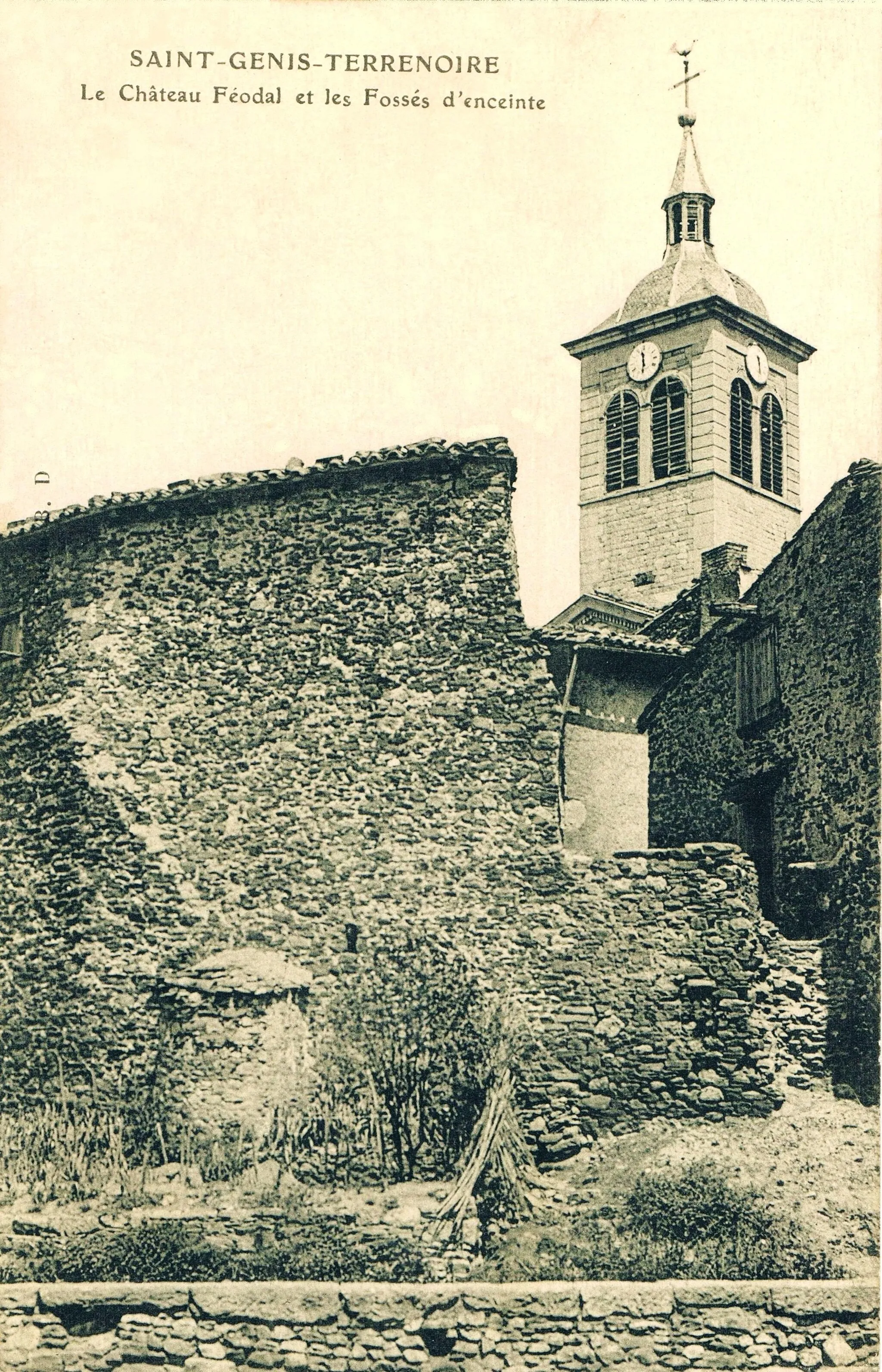 Photo showing: Saint-Genis-Terrenoire ( Loire : département / France ) Carte postale vers 1910 : le château féodal et les fossés