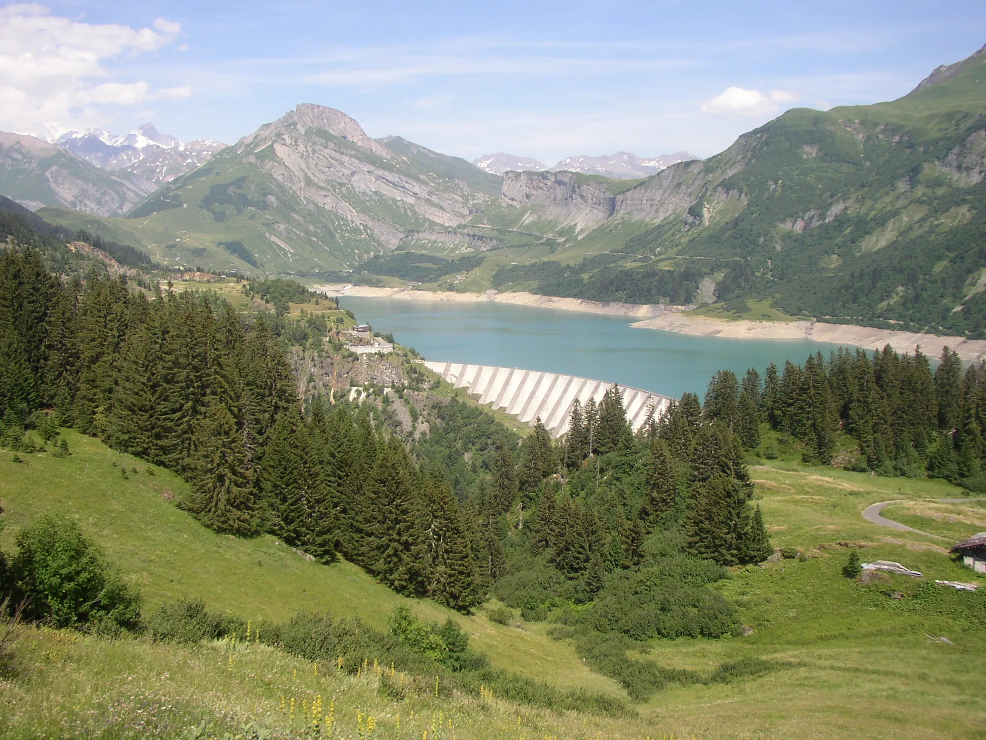 Photo showing: Lake of Roselend in the Beaufortain valley (Savoie, France) in July 2003. Personal picture.