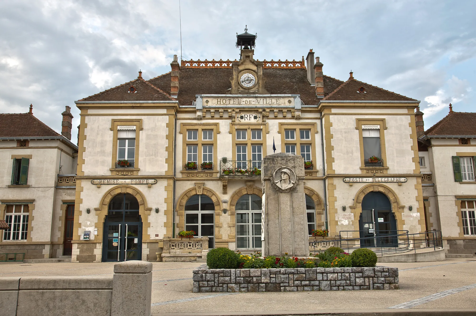 Photo showing: Mairie de Saint Siméon de Bressieux
