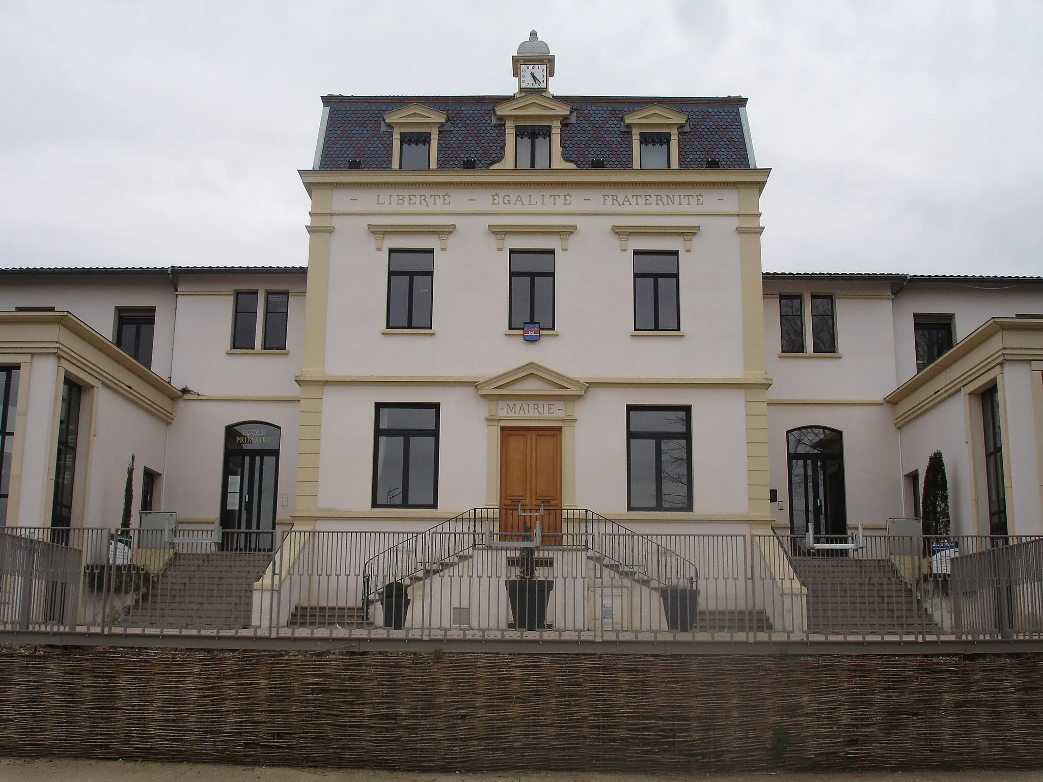 Photo showing: Charly (69) : La mairie