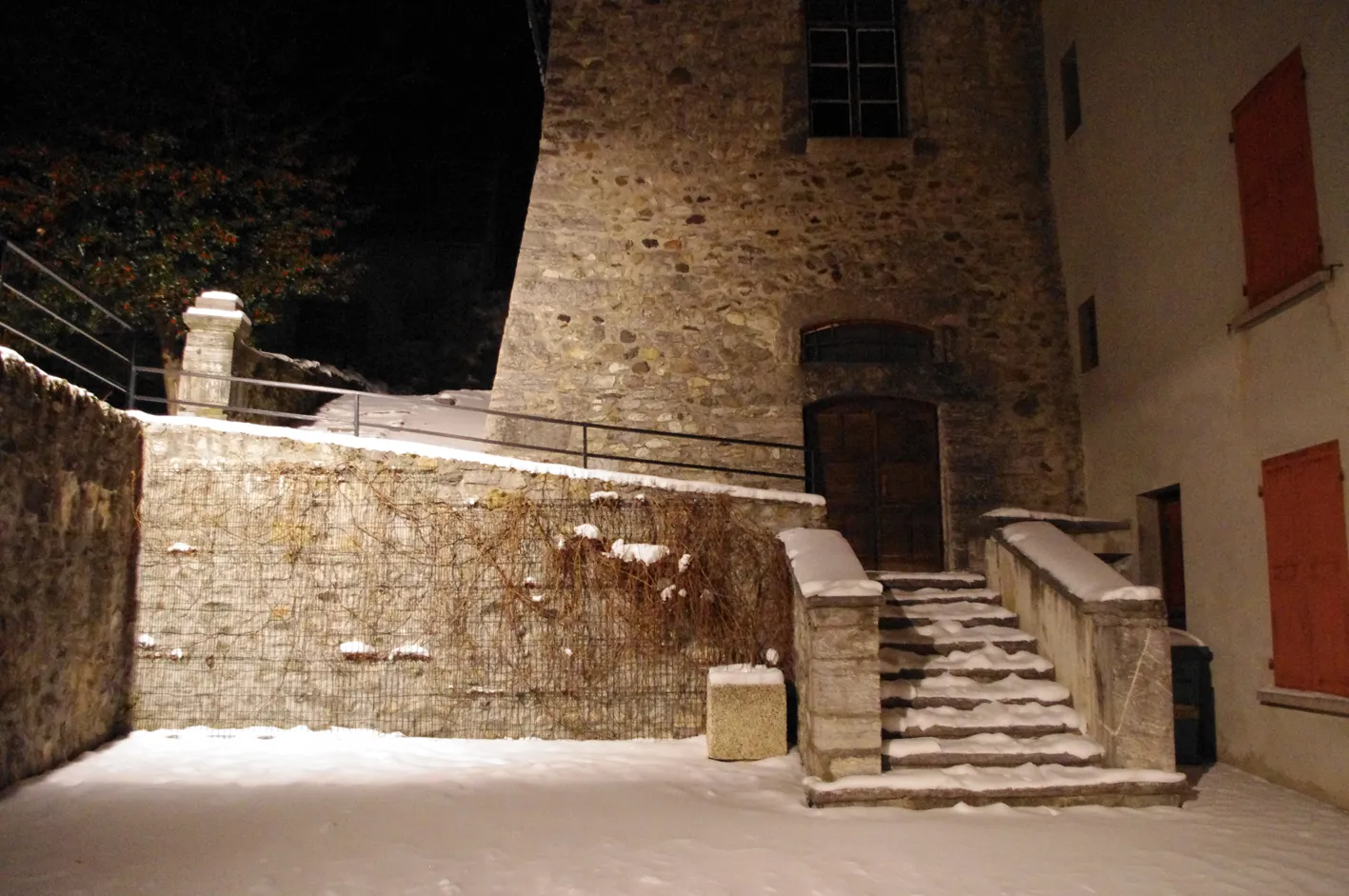 Photo showing: Cour du musée Matheysin, à la Mure (Isère) sous la neige