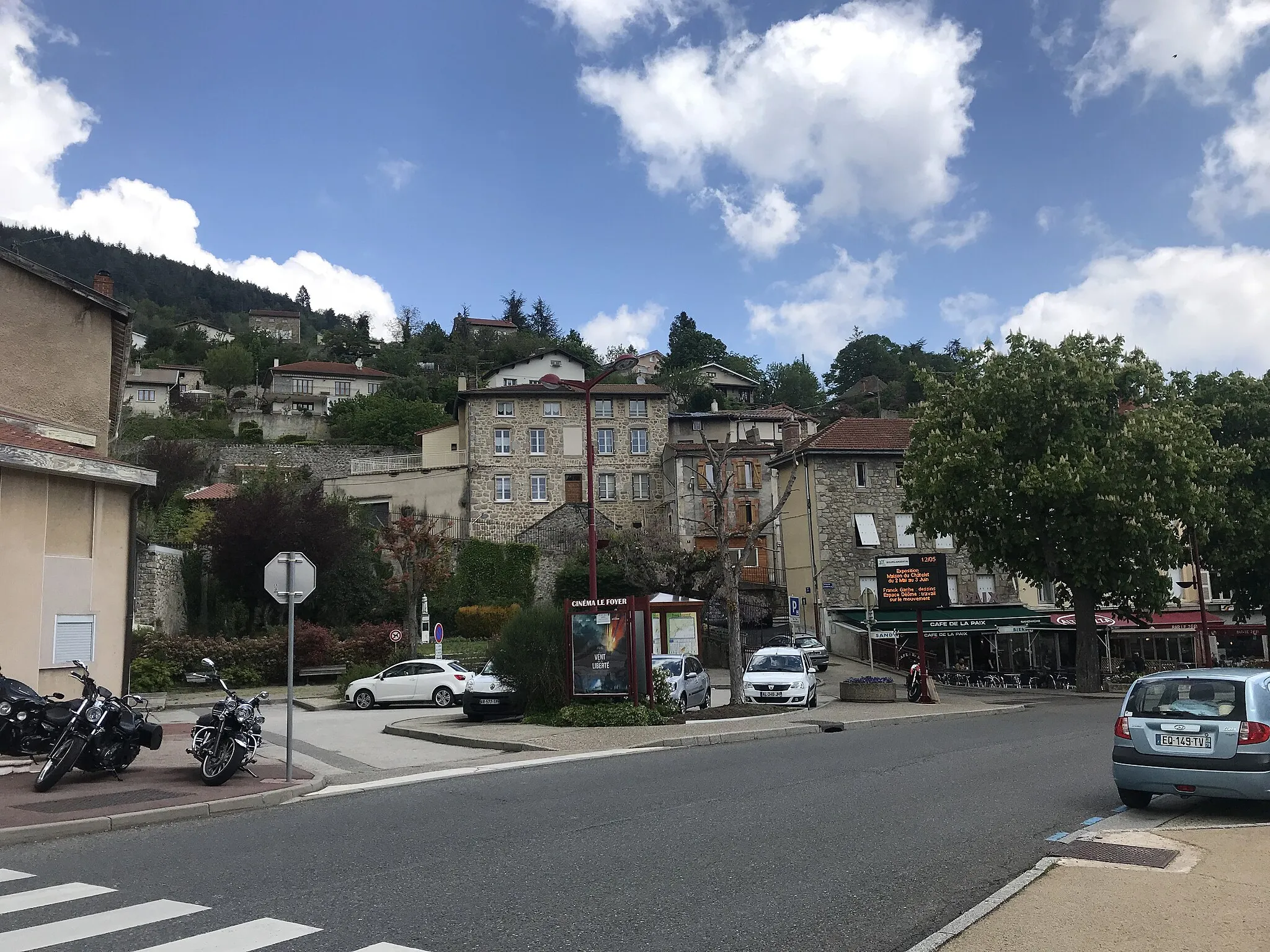 Photo showing: Bourg-Argental - place d'Armeville