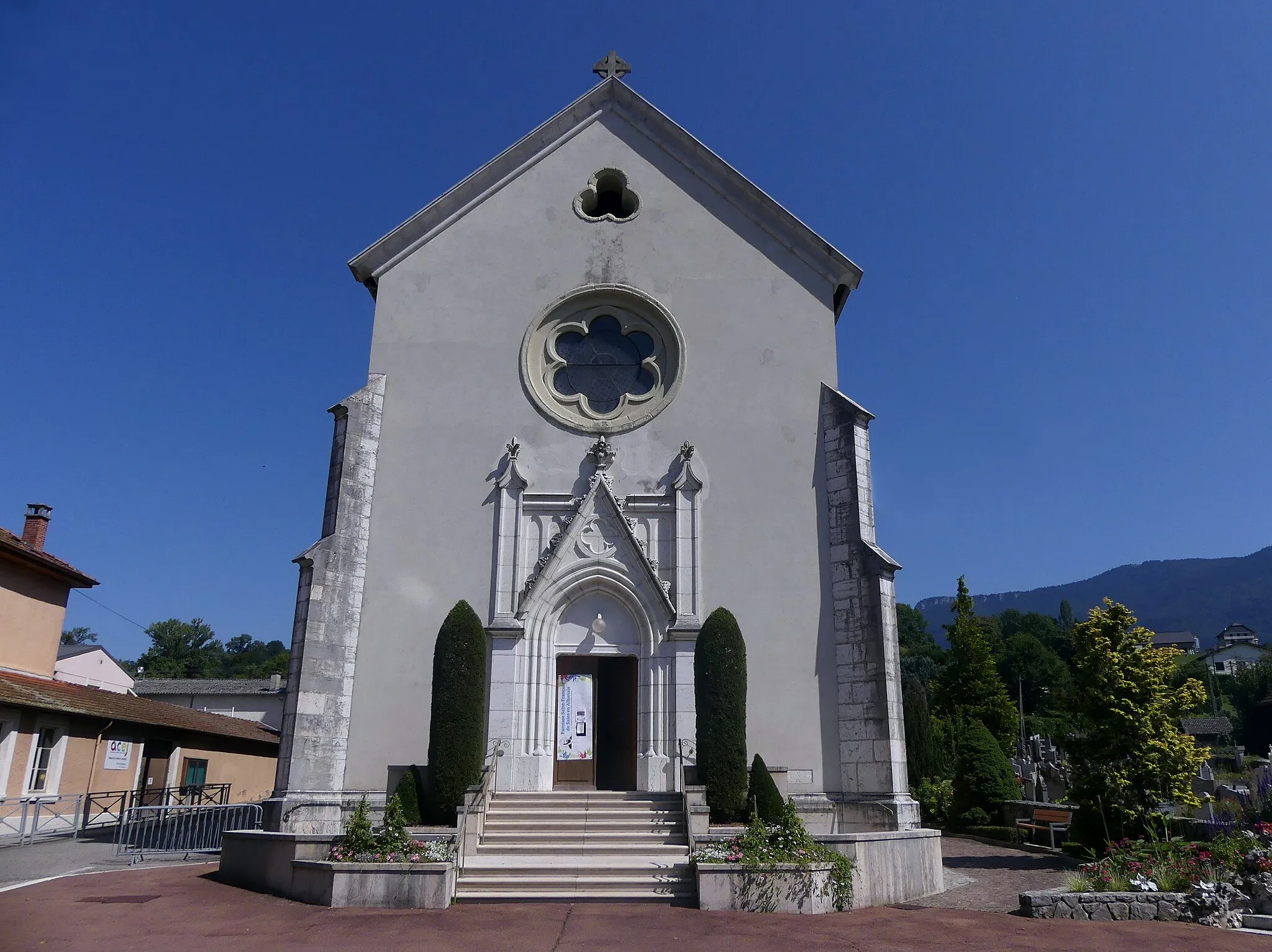 Photo showing: Sight of the front of Saint-Jean-Baptiste church in Grésy-sur-Aix, Savoie, France.