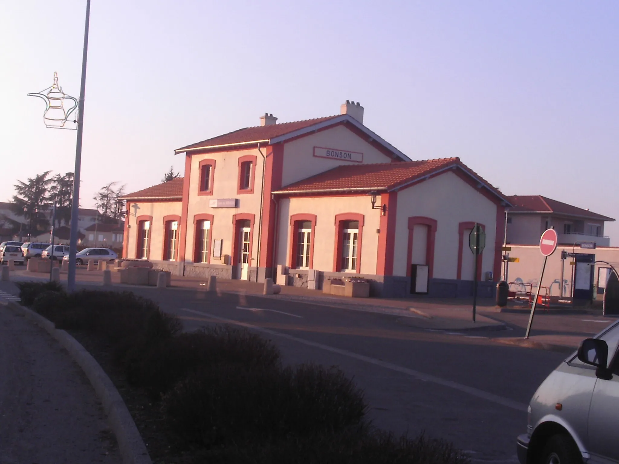 Photo showing: Vue de la gare de Bonson depuis l'avenue de Saint-Rambert (2007)