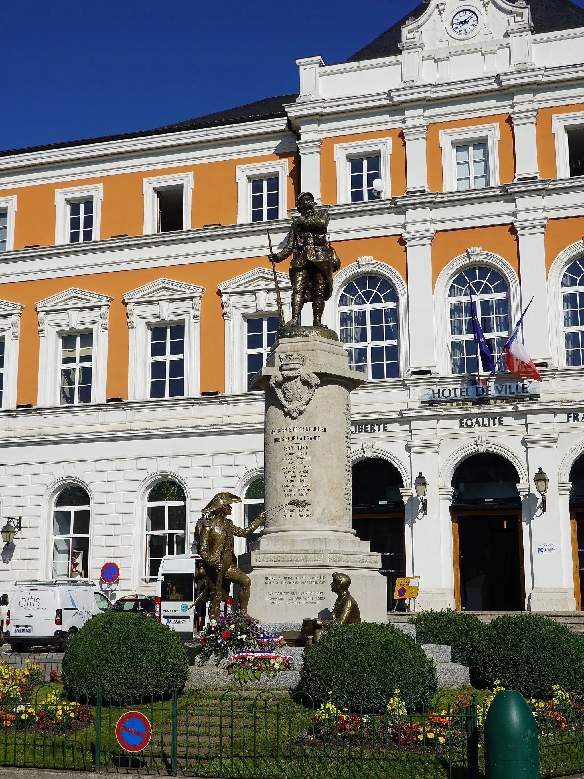 Photo showing: Monument aux Morts @ Mairie @ Saint-Julien-en-Genevois