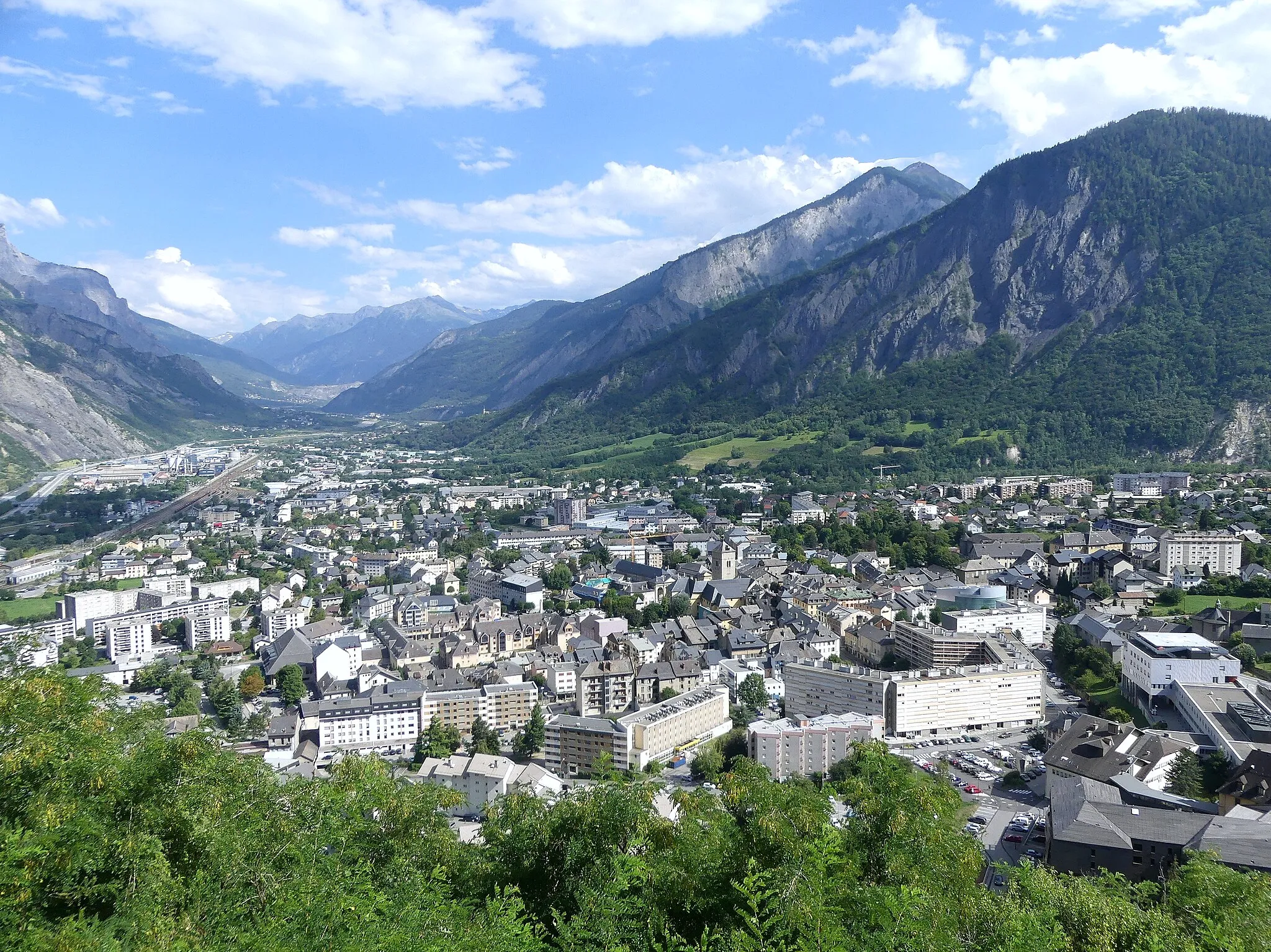 Photo showing: Panoramic sight of Saint-Jean-de-Maurienne, in the Maurienne valley, Savoie, France.