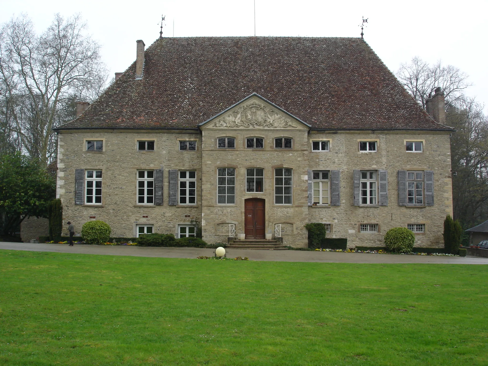 Photo showing: Dolomieu (Isère, France) - Château du XVIIe siècle.
La façade est caractérisée par un avant-corps d'allure assez massive (puis qu'occupant presque le tiers de la longueur totale) et surmonté d'un fronton richement décoré. le tout au milieu d'un immense parc paysagé avec des arbres de toute beautés.

Il sert de lieu de séjours pour des associations en tout genres