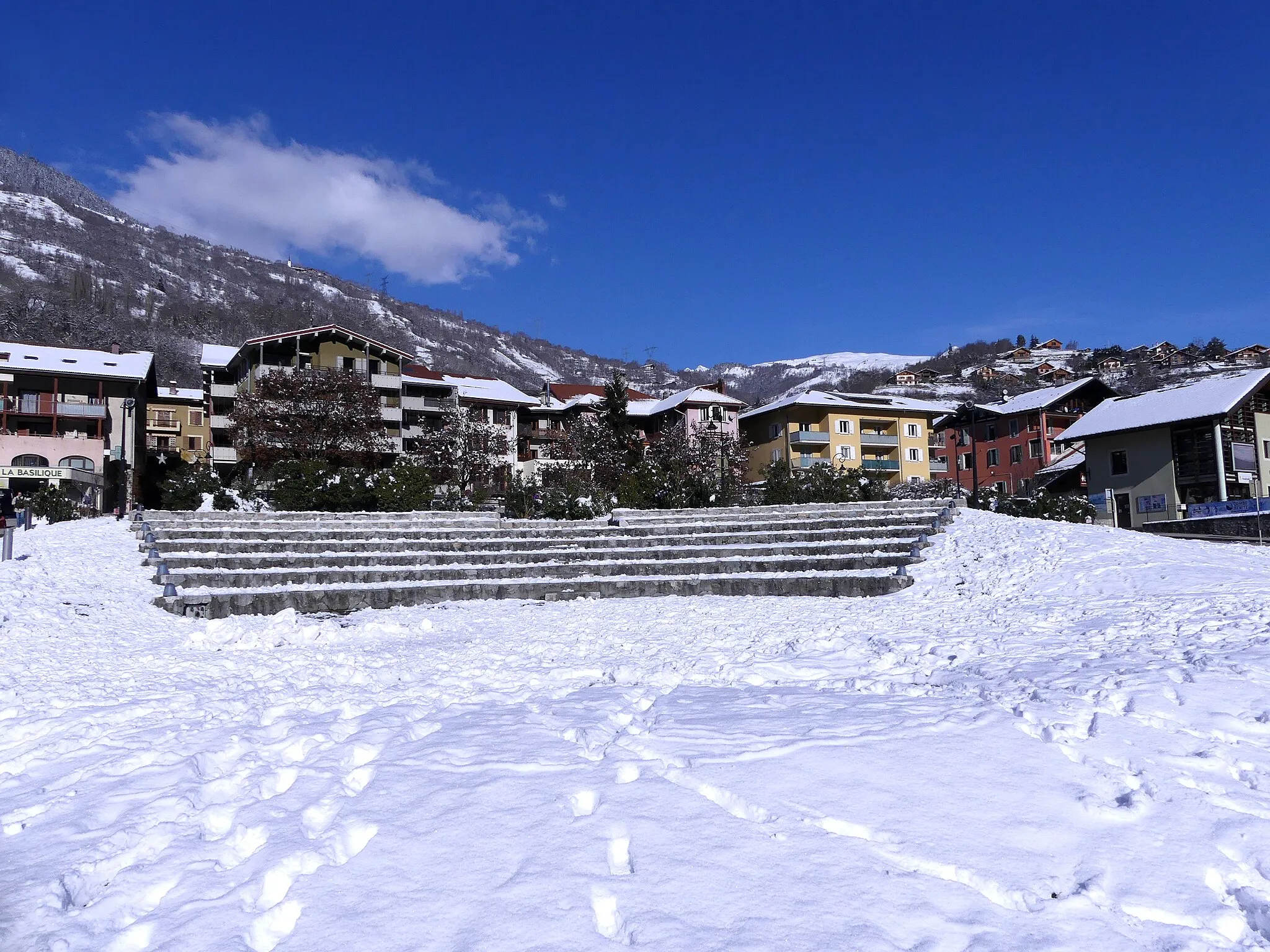 Photo showing: Sight, in winter, of snow-covered Aime village centre, in Savoie, France.