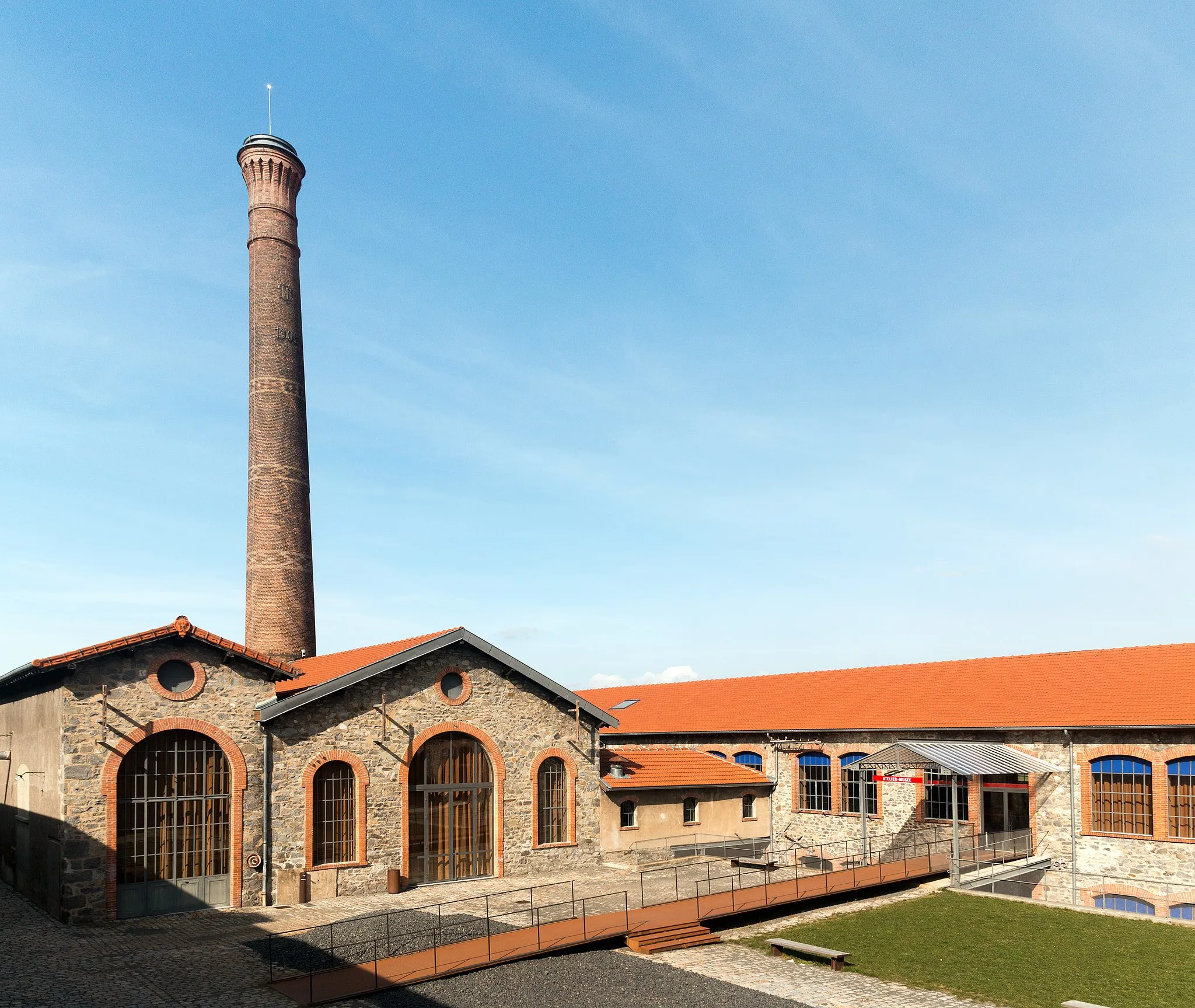 Photo showing: Old factory of felt hats of hair Fléchet  seen from the concierge's lodge n.