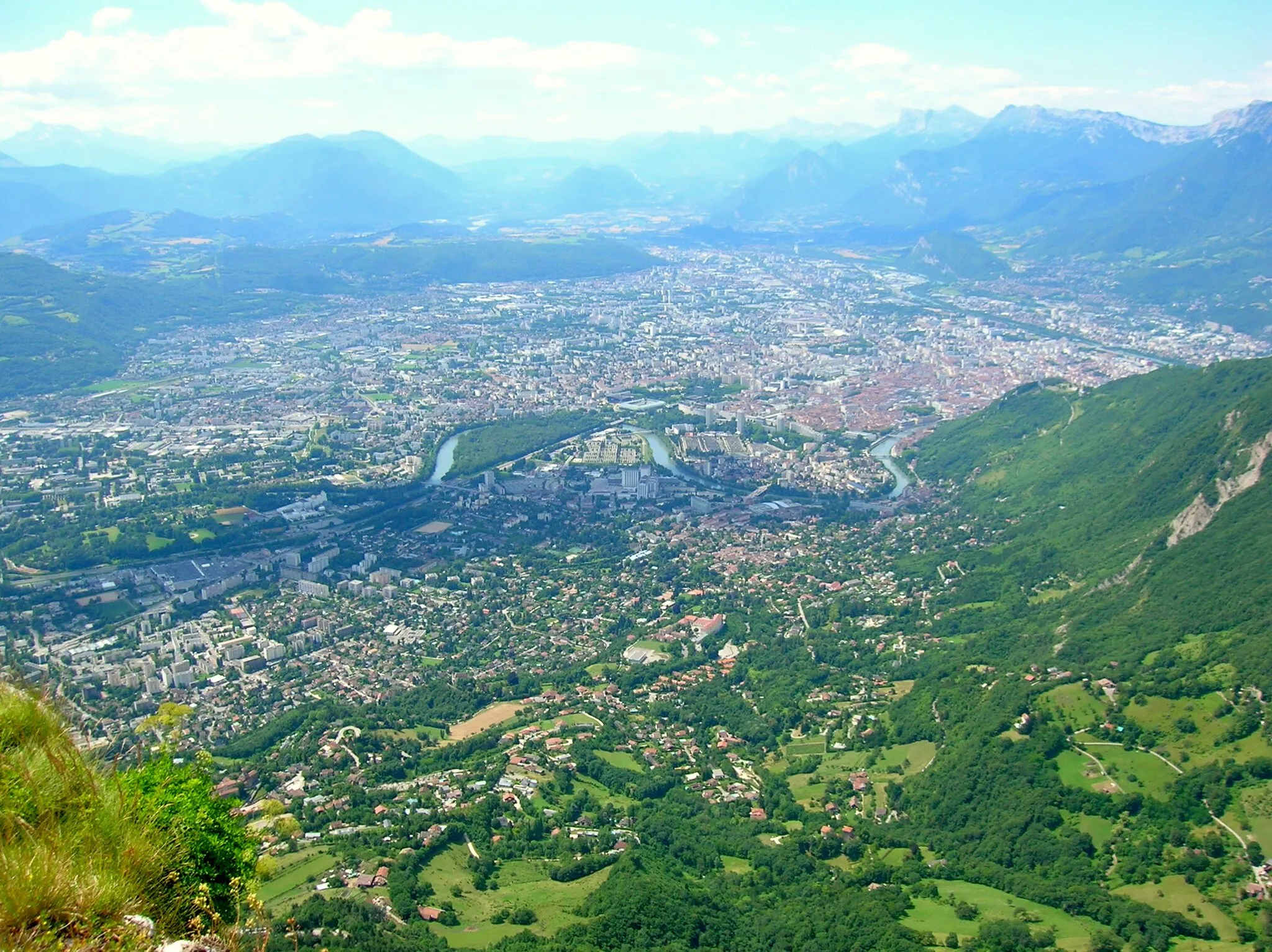 Photo showing: Vue générale de l'agglomeration grenoblois depuis le Fort St Eynard, Le Sappey-en-Chartreuse, Isère, France. Corenc, ‪Meylan‬, ‪La Tronche‬, ‪Grenoble‬, ‪Gières‬, ‪Saint-Martin d'Hères‬, etc.