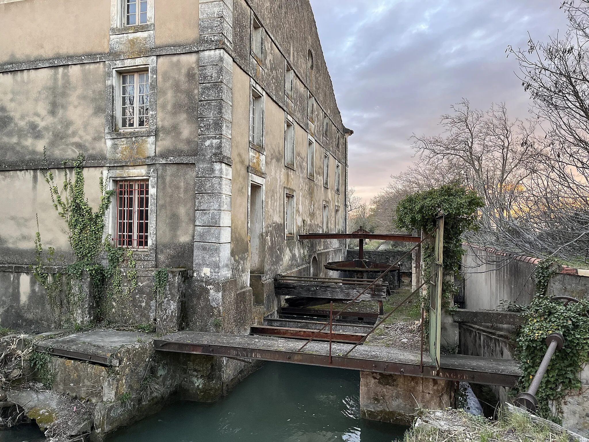 Photo showing: Ancien moulin sur le canal de Craponne à hauteur de Saint-Martin-de-Cran, qui servait à l'alimentation en force motrice d'anciens ateliers dans le bâtiment à gauche.