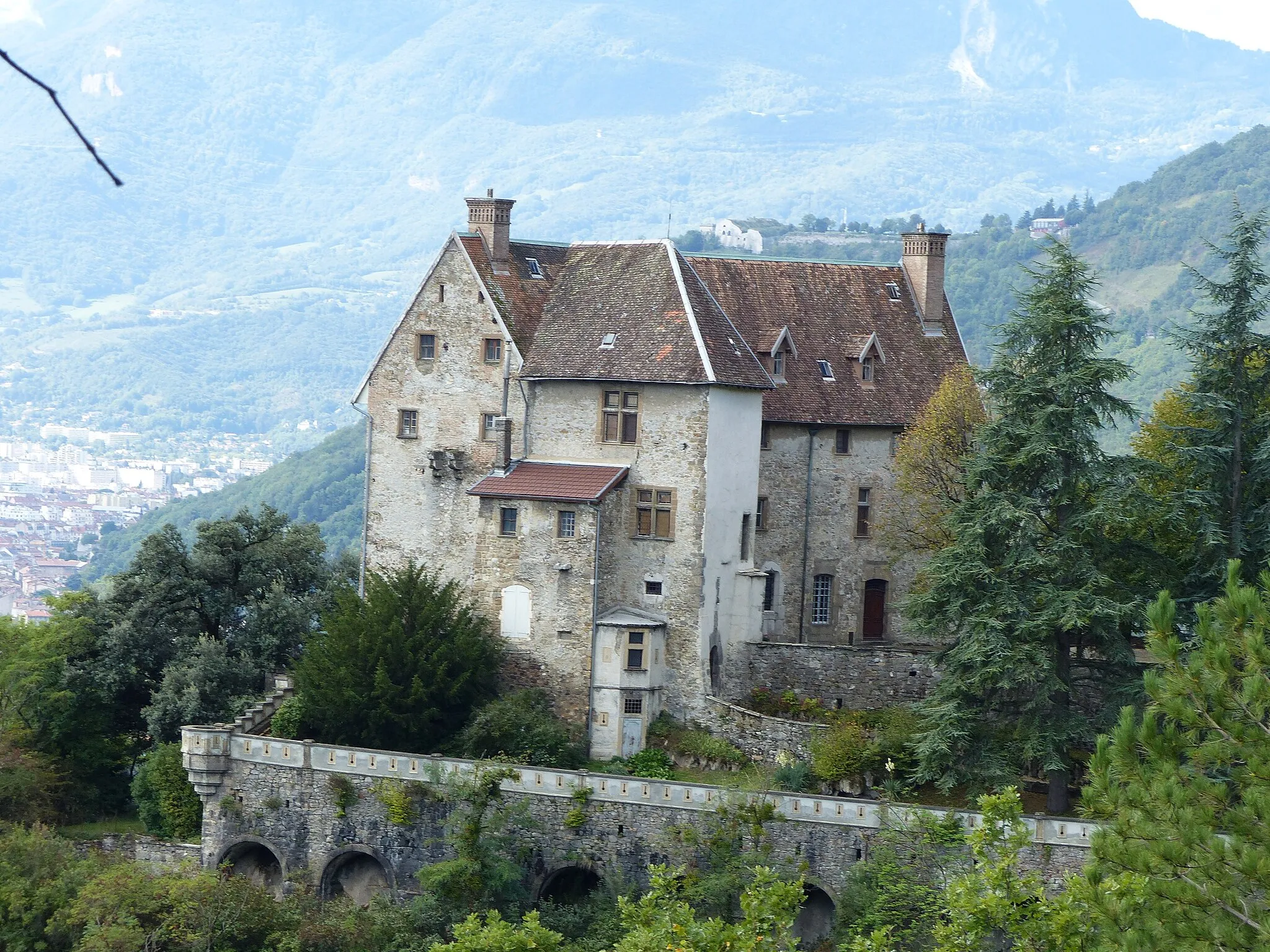 Photo showing: This building is indexed in the base Mérimée, a database of architectural heritage maintained by the French Ministry of Culture, under the reference PA00117140 .