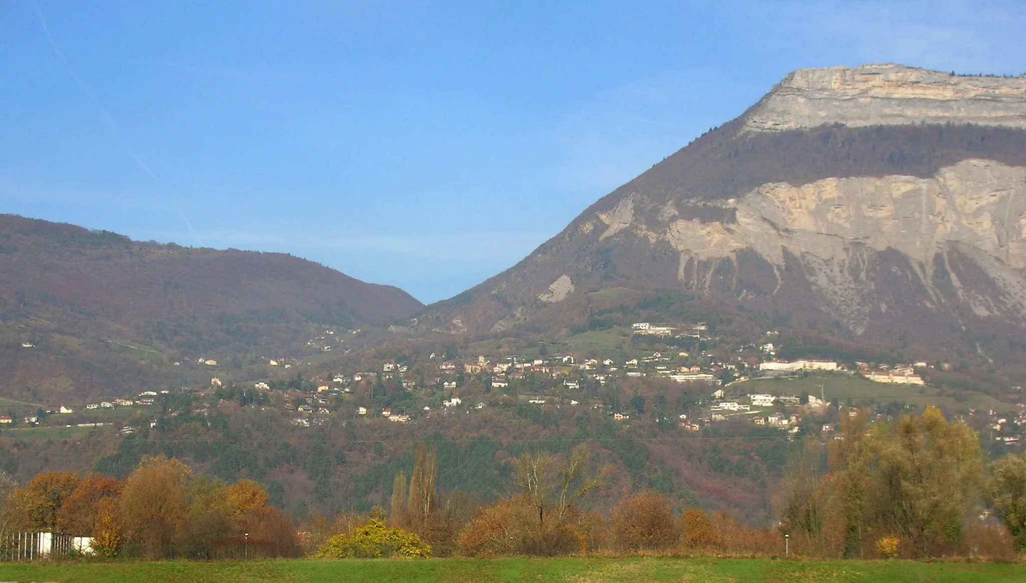 Photo showing: Panorama de Corenc vue du parc de l'Ile d'Amour.