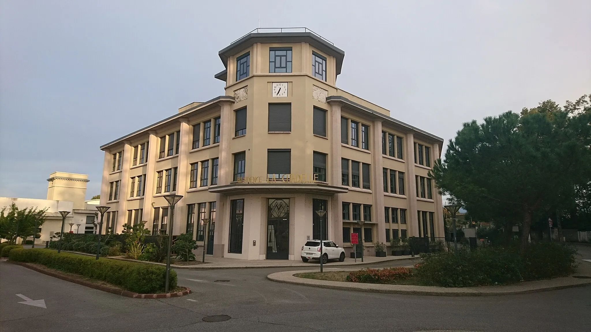 Photo showing: This building is indexed in the base Mérimée, a database of architectural heritage maintained by the French Ministry of Culture, under the reference PA26000013 .