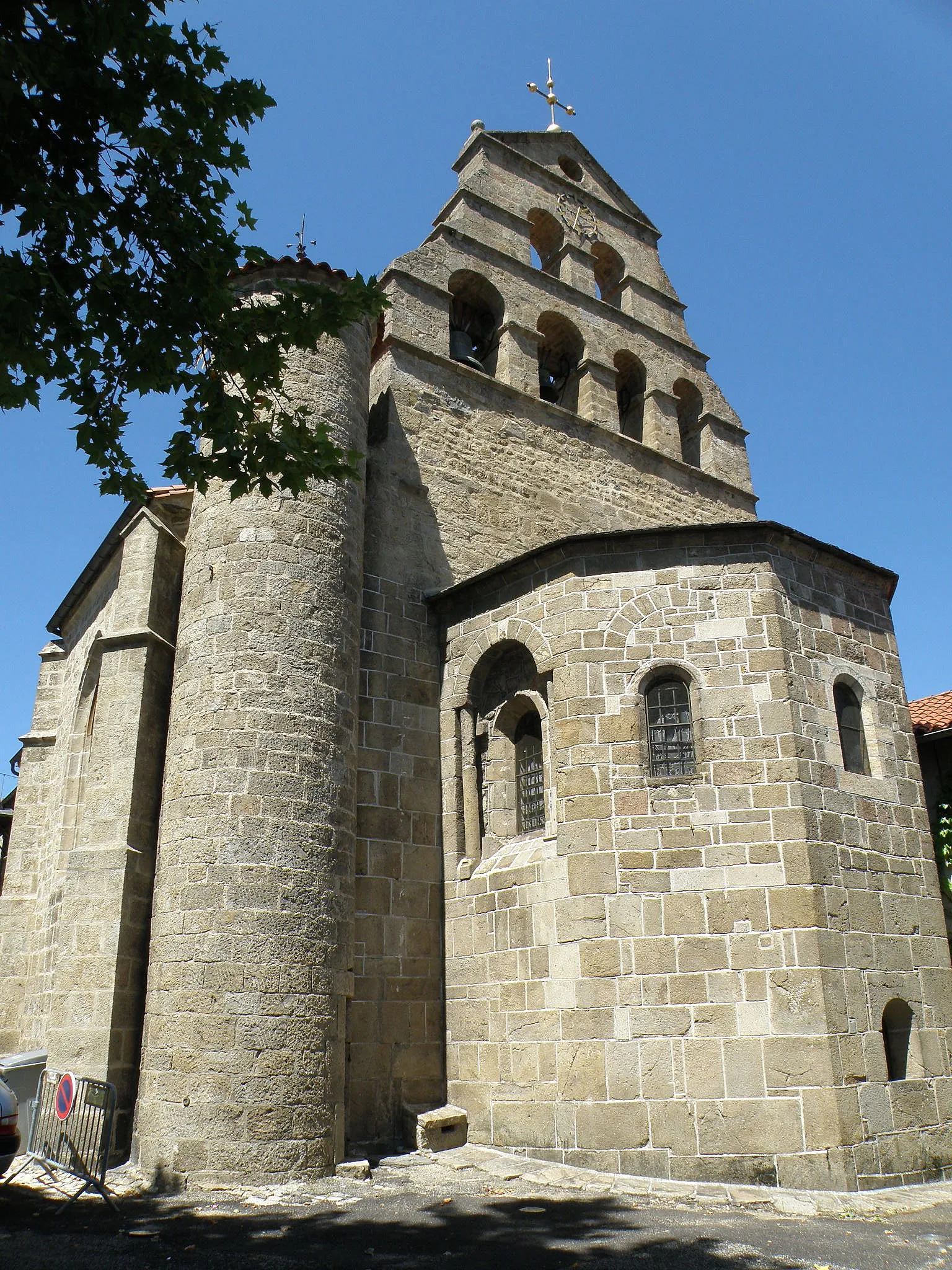 Photo showing: Beauzac, dép. de la Haute-Loire, France (Auvergne). Église, chevet avec clocher-peigne et abside romane.