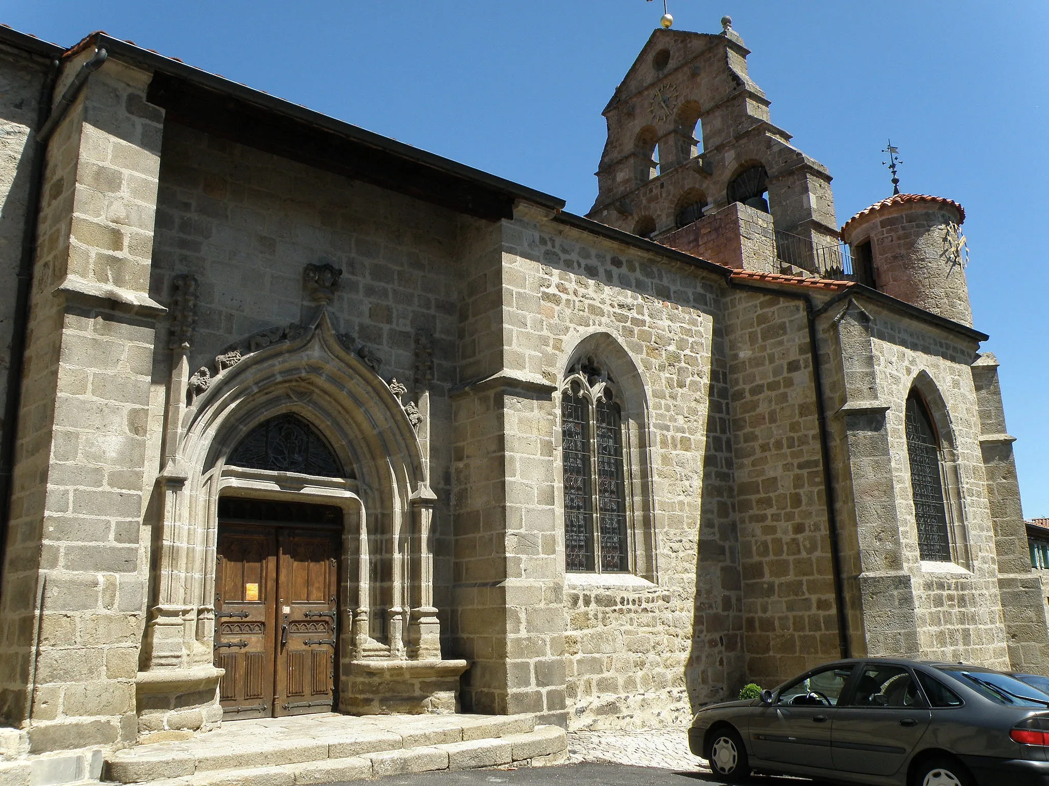 Photo showing: Beauzac, dép. de la Haute-Loire, France (Auvergne). Église, flanc méridional, avec portail de style gothique flamboyant.