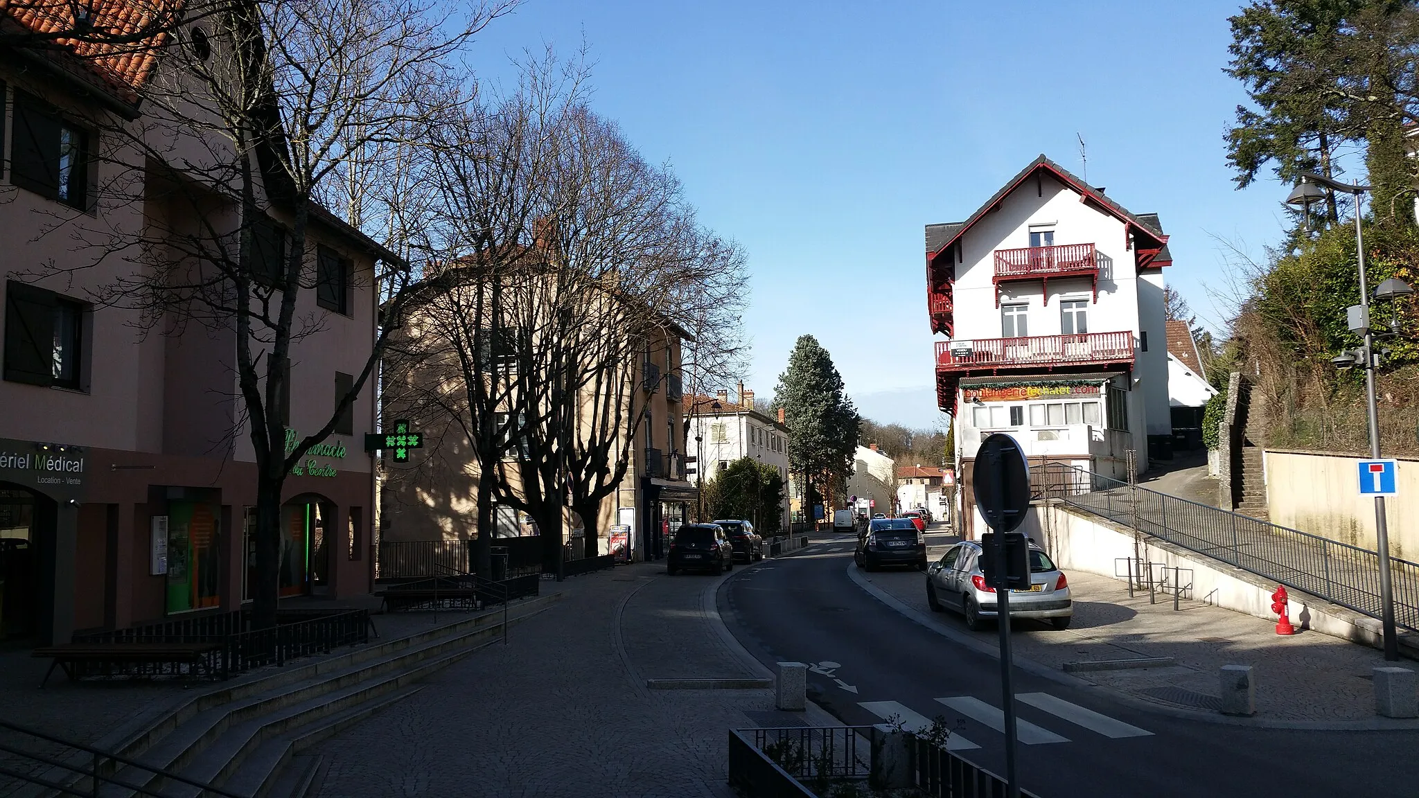 Photo showing: Image de l'Avenue Charles de Gaulle à Charbonnières-les-bains, on remarque qu'elle a été élargie suite au déplacement de l'immeuble de gauche, immeuble de la presse en 1956.