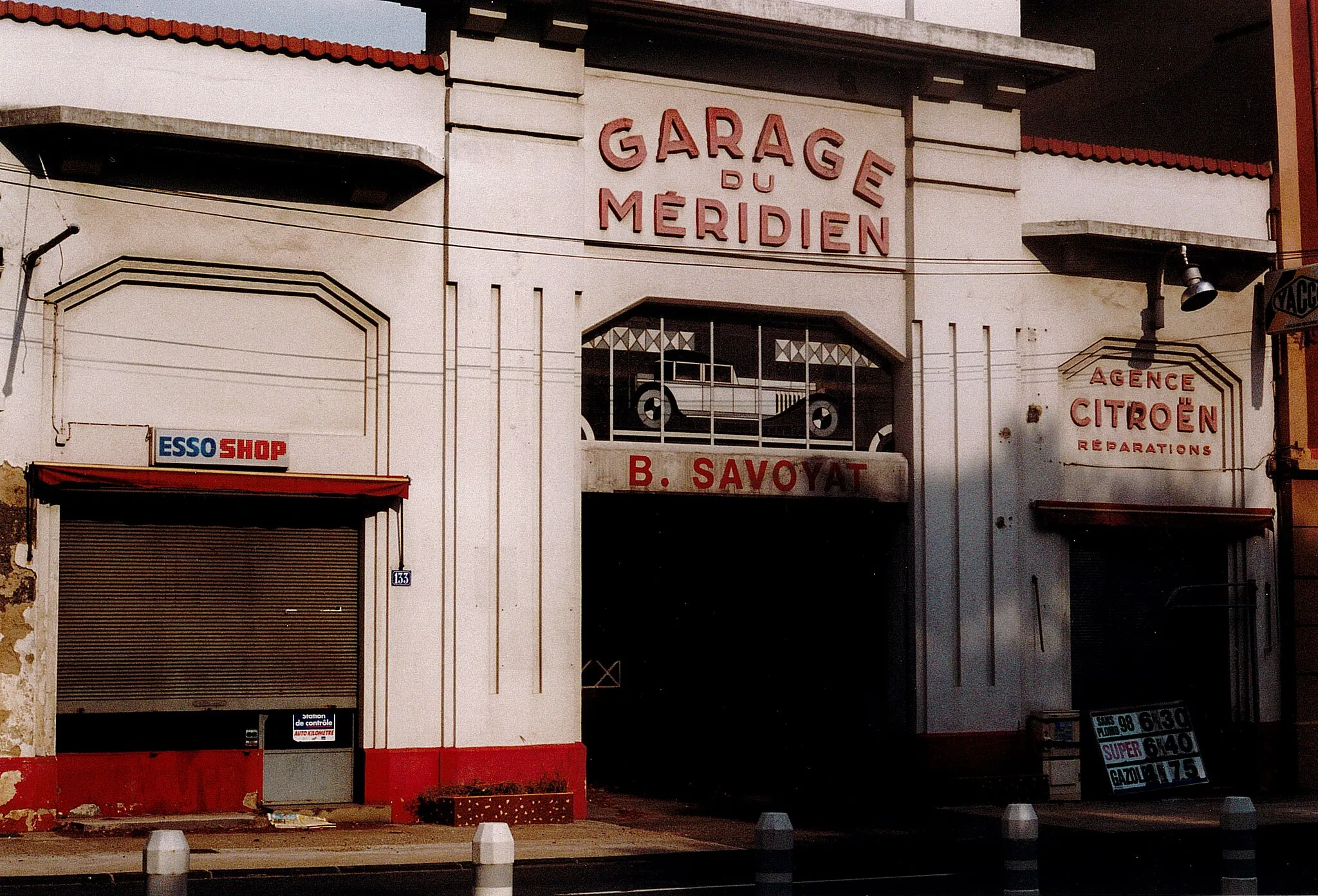 Photo showing: Façade de l'ancien garage automobile du Méridien B. Savoyat à Charbonnières-les-Bains, 133 route de Paris.