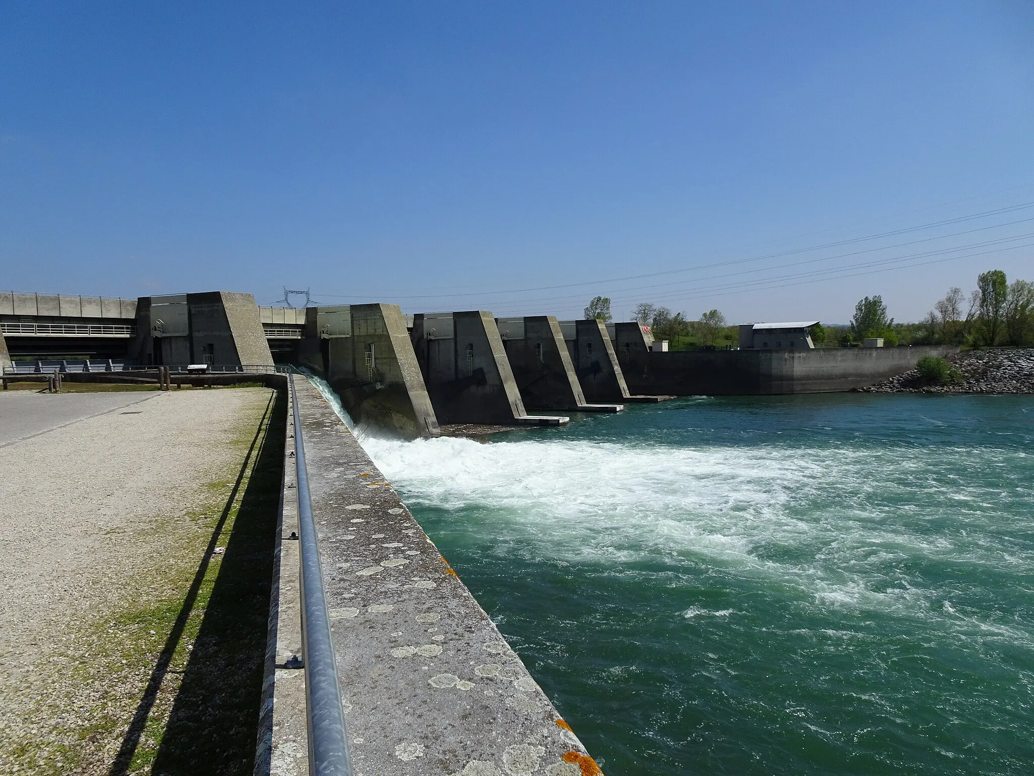 Photo showing: Longue d'une dizaine de kilomètres et d'une largeur variant entre quelques dizaines de mètres à quelques centaines de mètres, l'île de la platière présente la particularité d'être partagée entre 4 départements français (Loire, Isère, Ardèche, Drôme ) et plusieurs communes dont Saint Pierre de Bœuf, Péage de Roussillon, Serrières, Saint Rambert d'Albon. Elle est délimitée à l'Est par le Rhône, à l'Ouest par une lône (nom provençal pour les bras du Rhône).