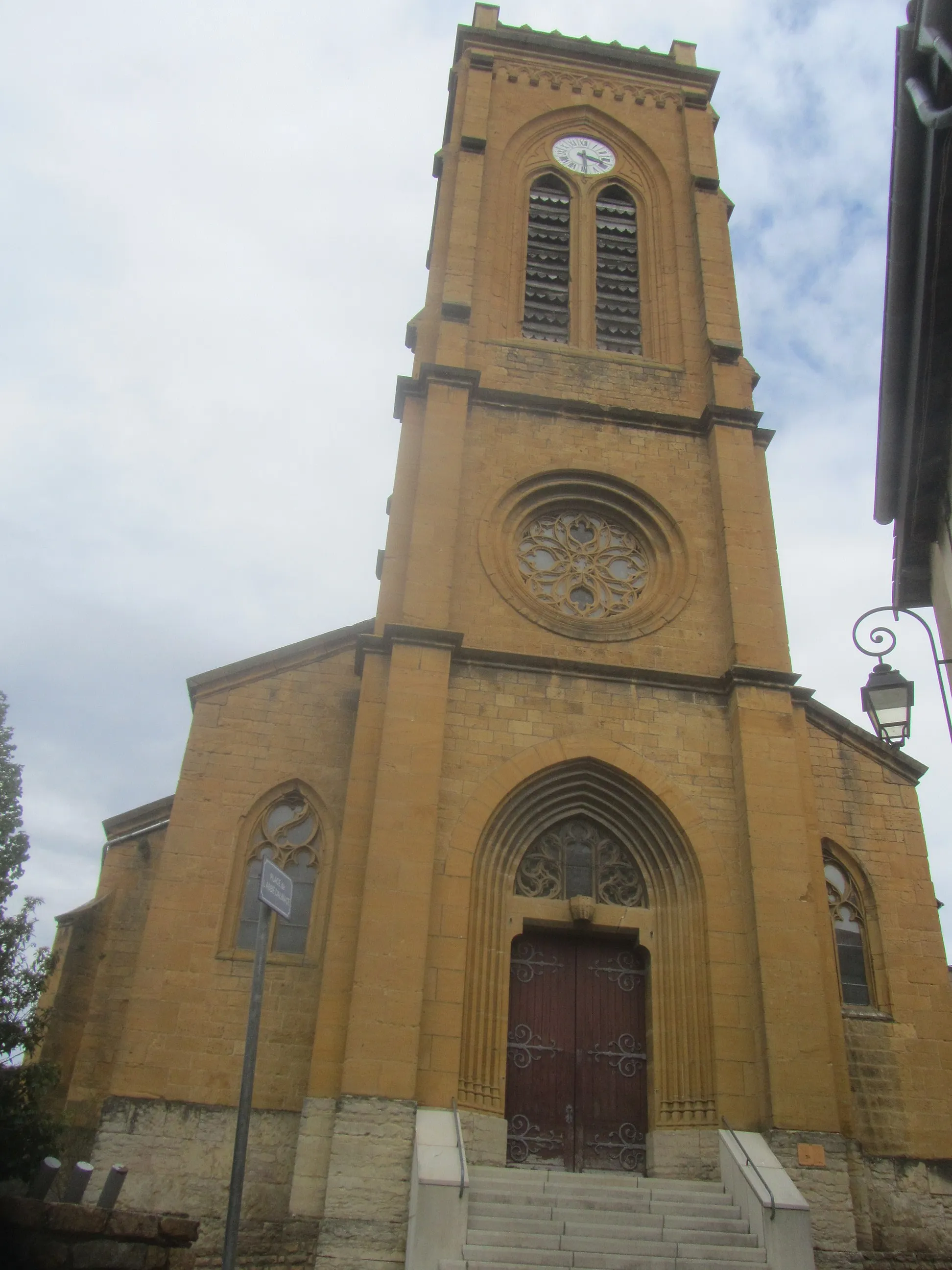 Photo showing: façade et clocher de l'église Saint-Jean-Baptiste