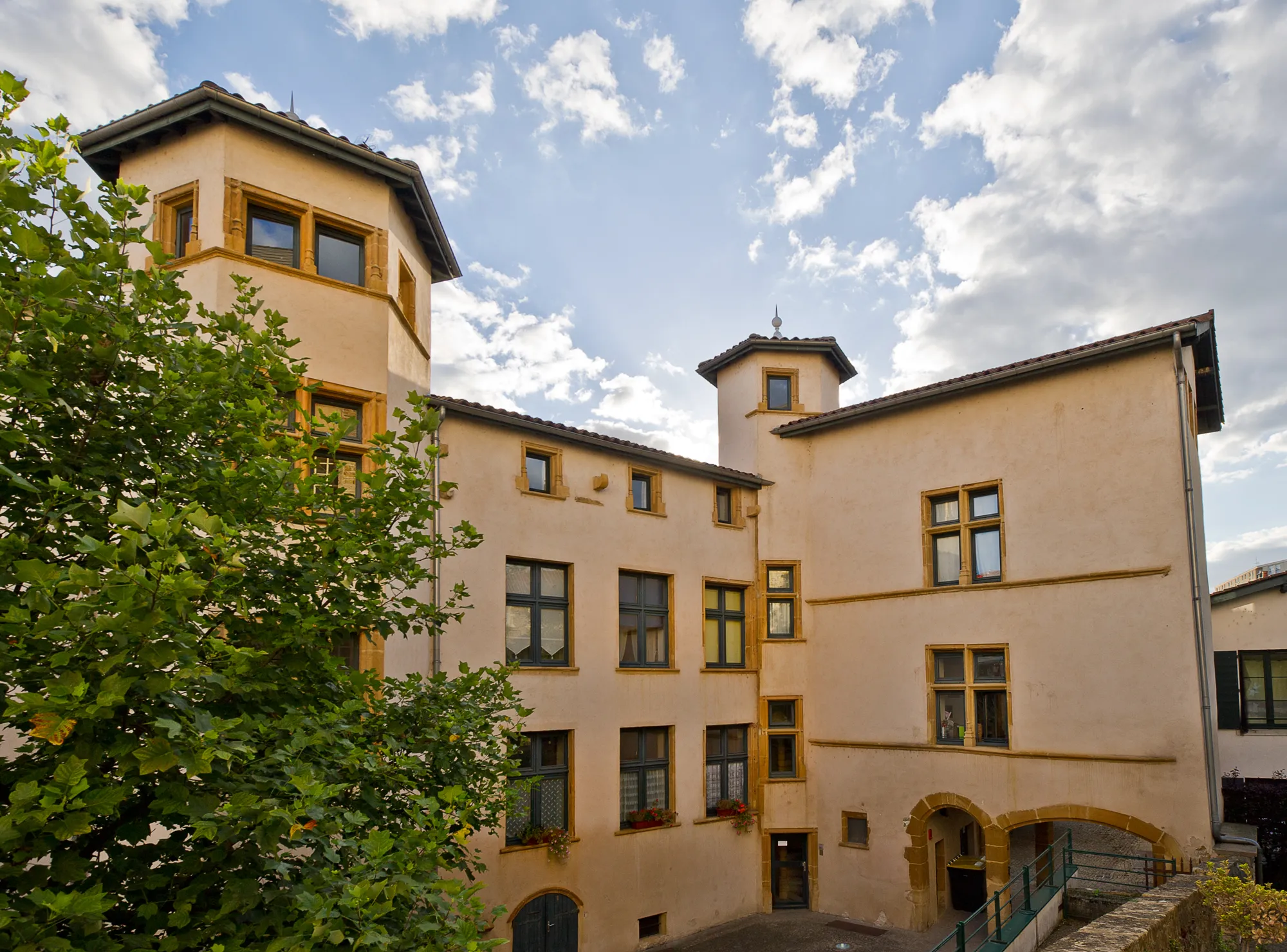 Photo showing: This building is indexed in the base Mérimée, a database of architectural heritage maintained by the French Ministry of Culture, under the reference PA00117714 .