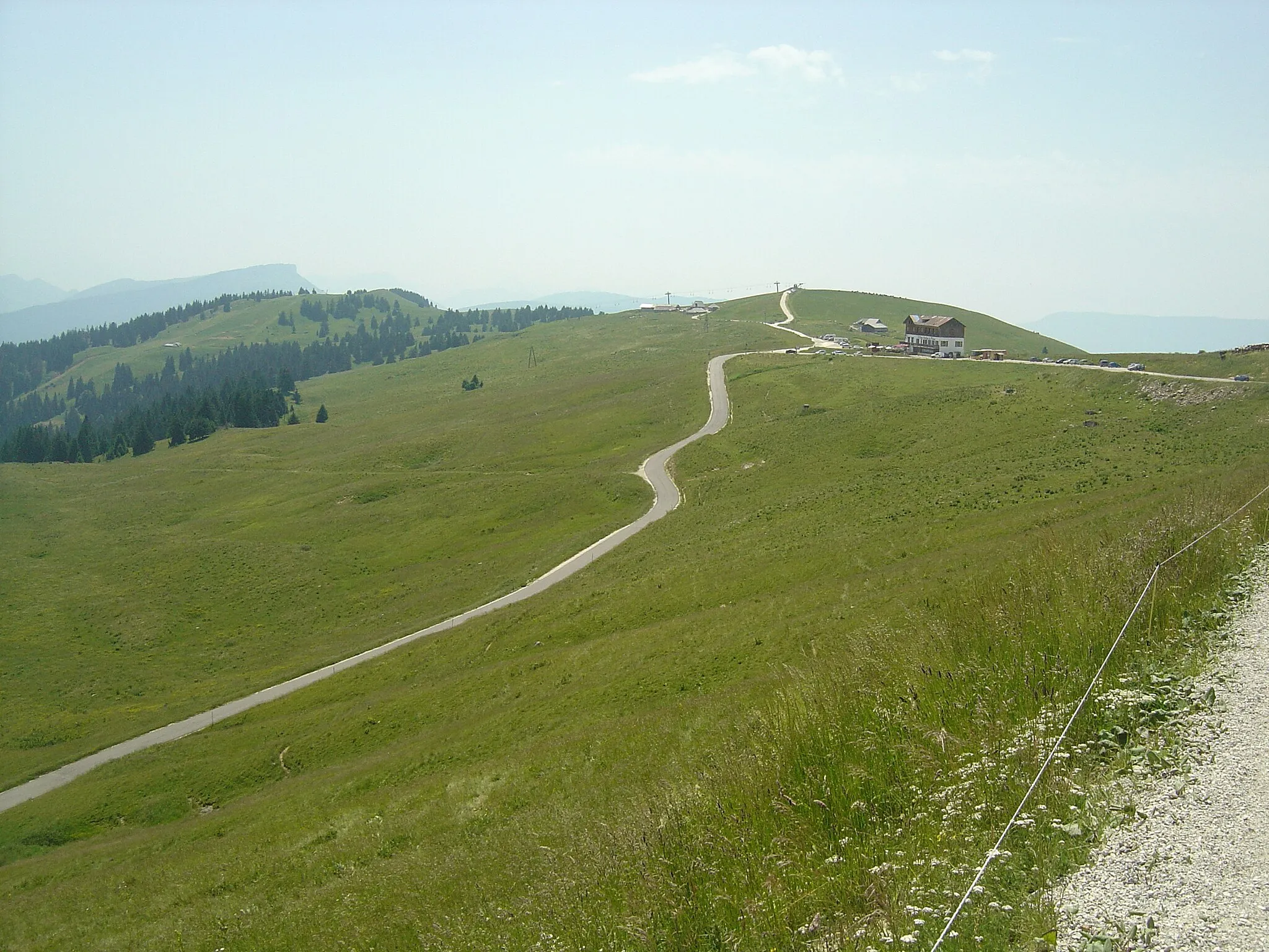 Photo showing: Plus bas le dernier kilomètre de l'ascension de la montagne du Semnoz par son versant Est (Leschaux). On voit au fon à gauche la montagne de Margeriaz (1845m) et à droite le chalet nordique du plateau (ou bar du Courant d'Ere)