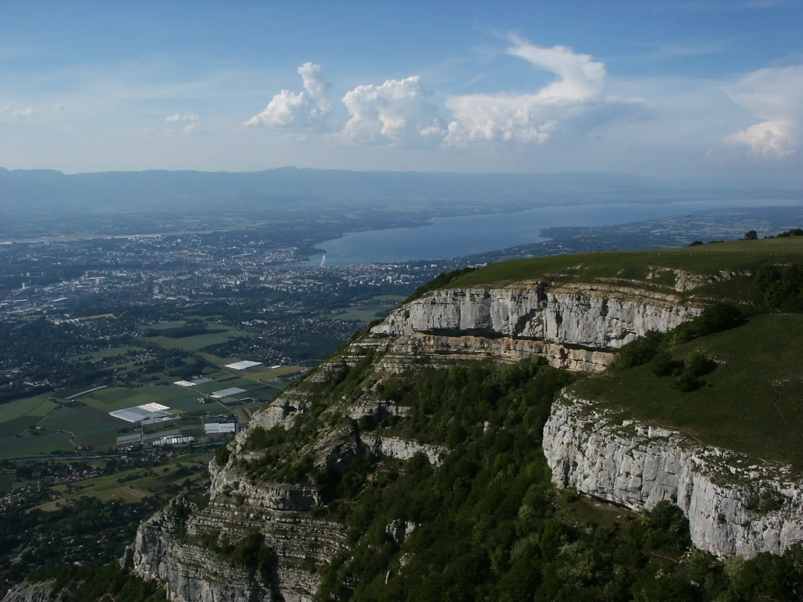 Photo showing: Le Mont Salève vu du Ciel avec Genève et son Jet d'Eau en arrière plan
