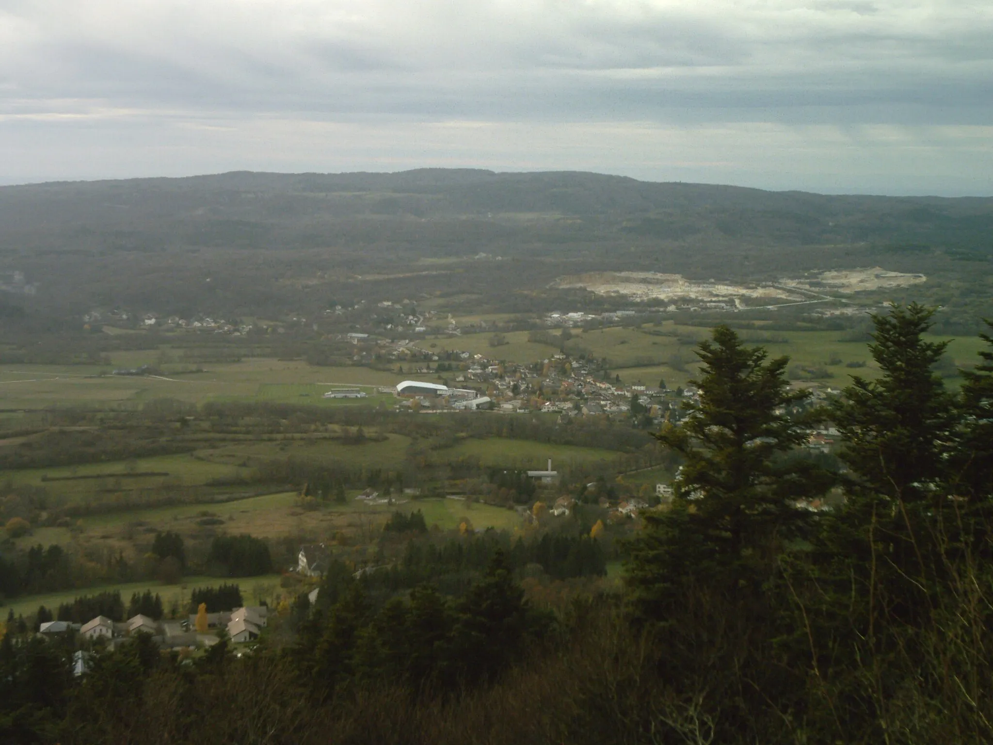 Photo showing: Vue générale d'Hauteville-Lompnès depuis le belvédère de Curnillon