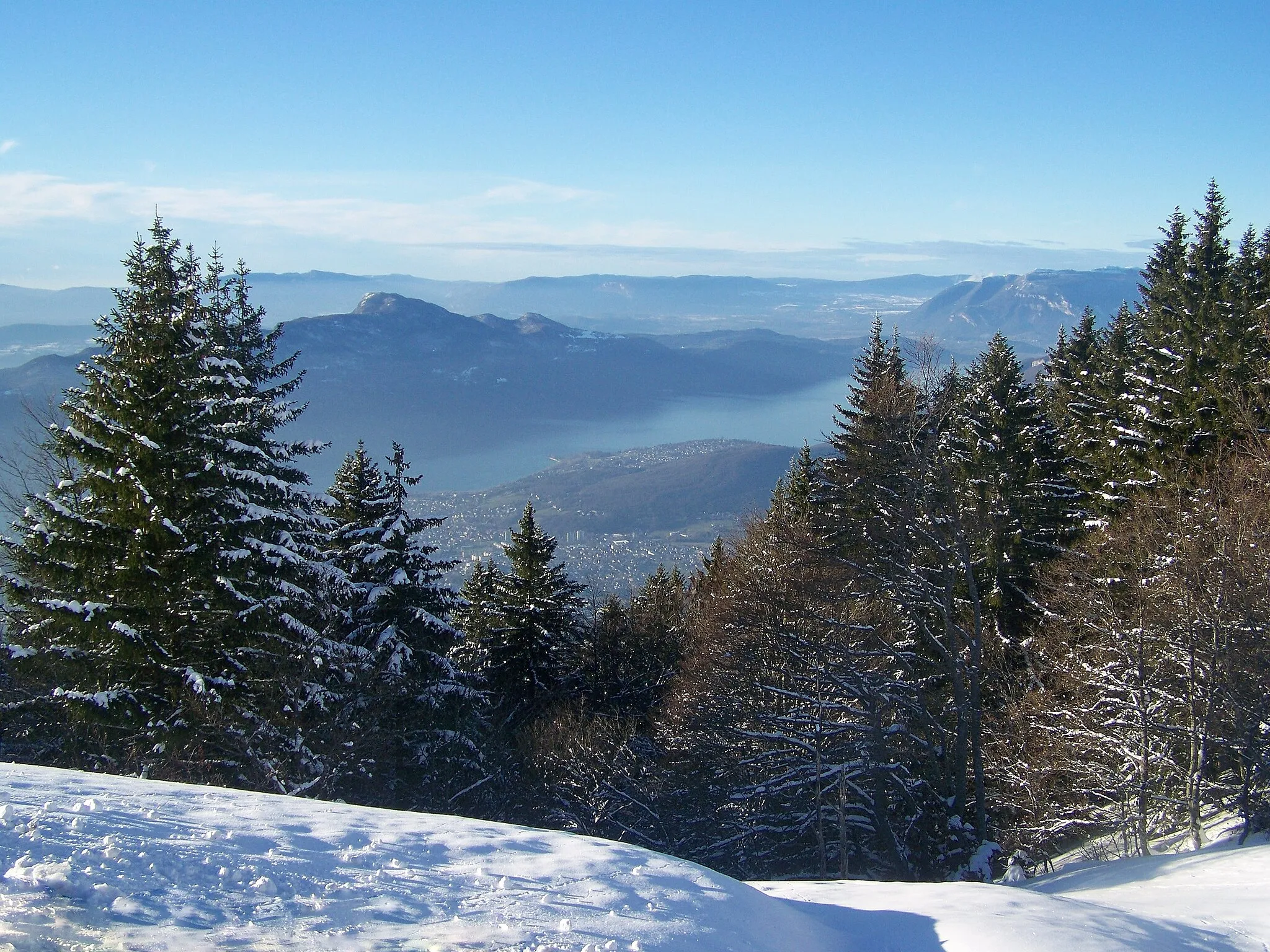 Photo showing: Sight, in winter, of lac du Bourget lake and part of city of Aix-les-Bains from the RD 913 road close to the top of mont Revard mount, in Savoie, France.