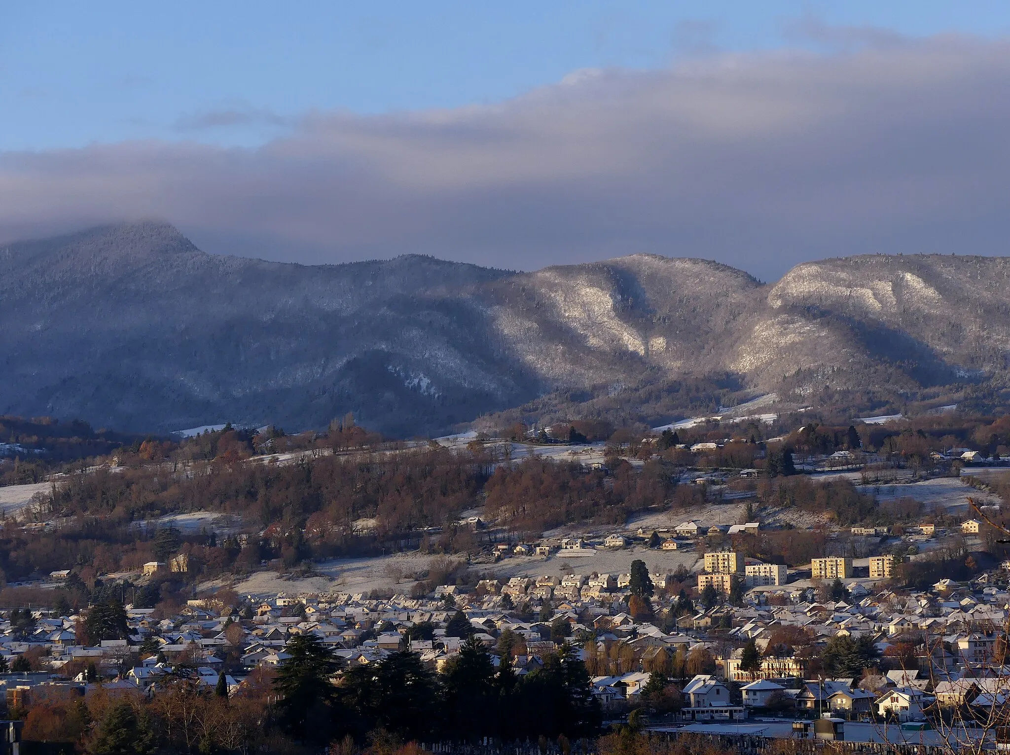 Photo showing: Sight, in a morning after snowfalls from the heights of Chambéry, of Bissy neighborhood, Cognin, Vimines and Épine mountain, Savoie, France.