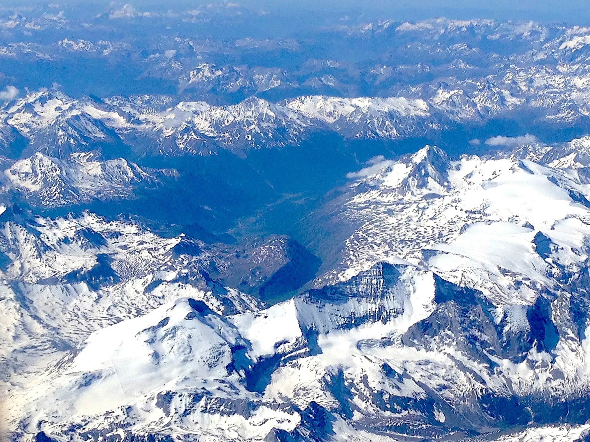 Photo showing: Vue aérienne du cône de déjection de Termignon-Sollières, entre  le massif de la Vanoise et ses glaciers et le massif du Mont-Cenis