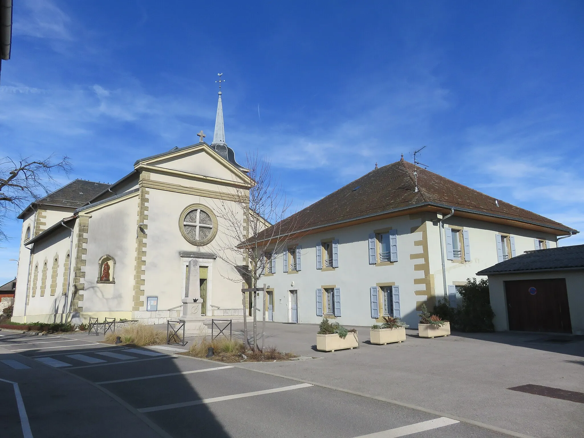 Photo showing: L’église Saint-Maurice et le presbytère (Marcellaz-Albanais, France) le 23 février 2020.