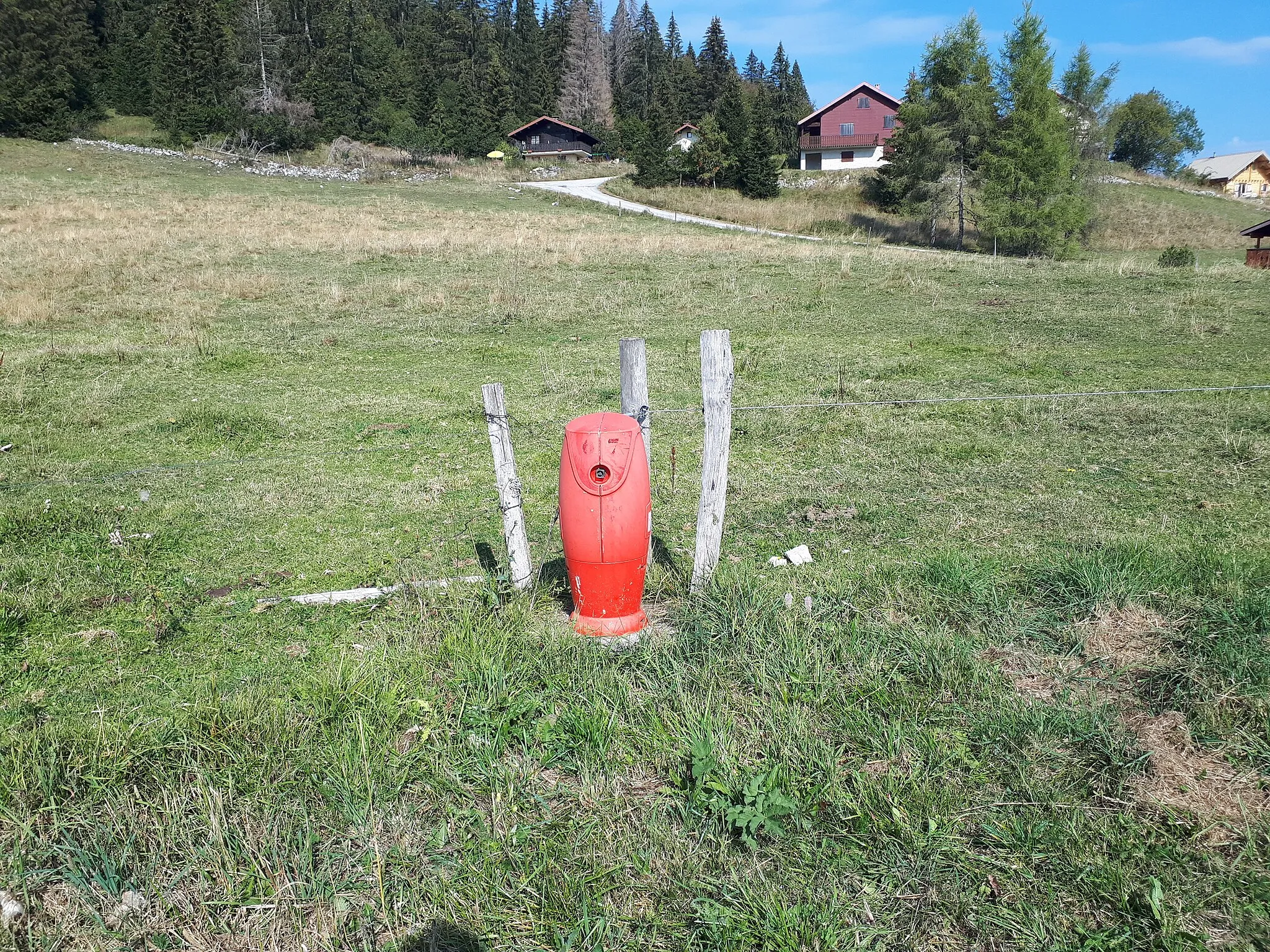 Photo showing: This fire-fighting facility can be inspected and edited within OsmHydrant (show).

English | français | +/−