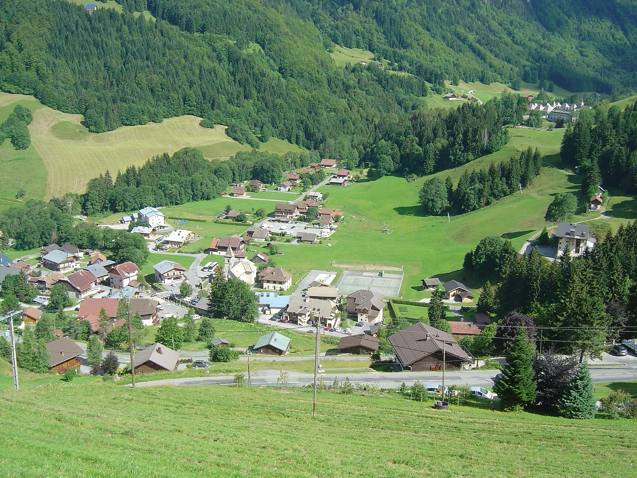 Photo showing: Village de Le Reposoir vu depuis la route du col de la Colombière