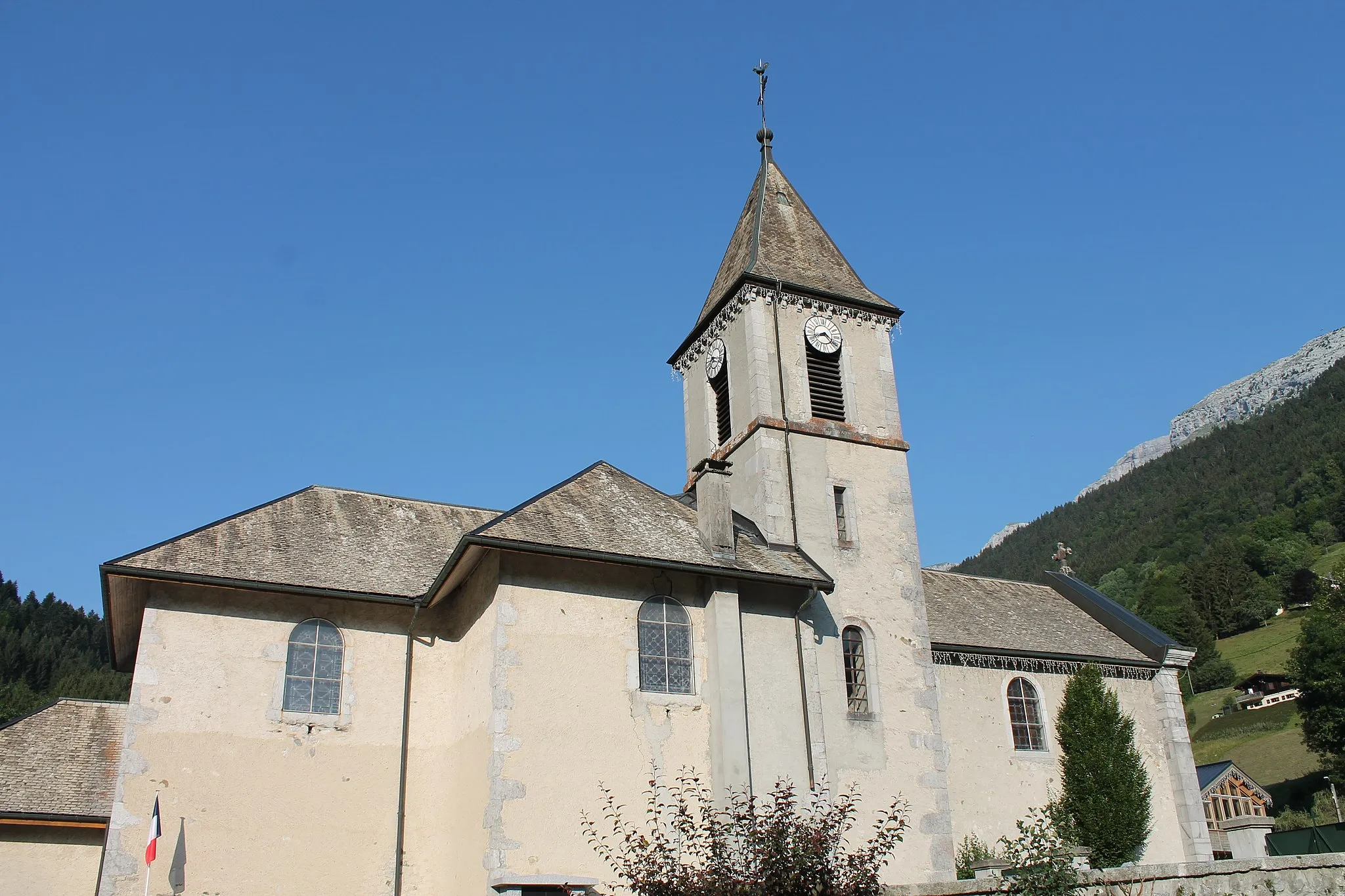 Photo showing: Profil de l'église Saint-Jean-Baptiste du Reposoir (été 2018).