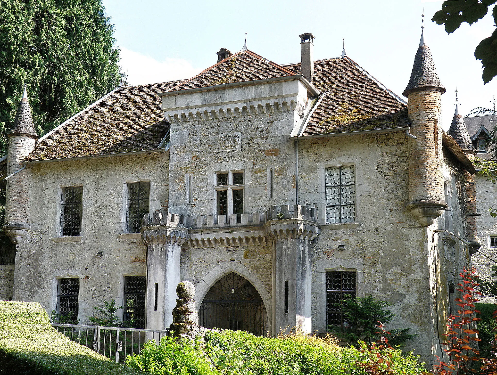 Photo showing: Lucey, comm. du département de la Savoie (région Rhônes-Alpes, France). Château, porche d'entrée.