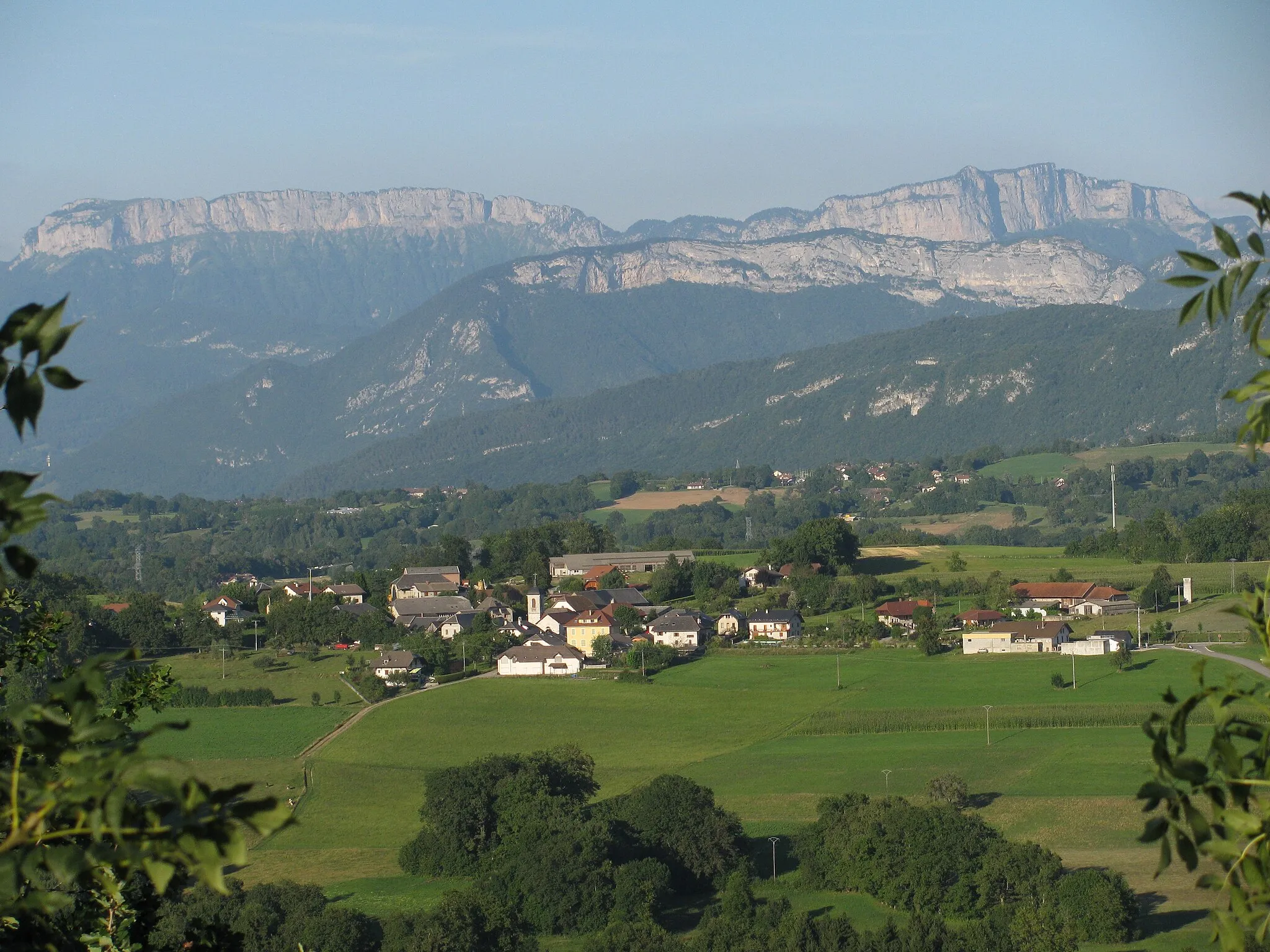 Photo showing: Le bourg de Chapeiry, vu depuis la mairie de Saint-Sylvestre, le soir.