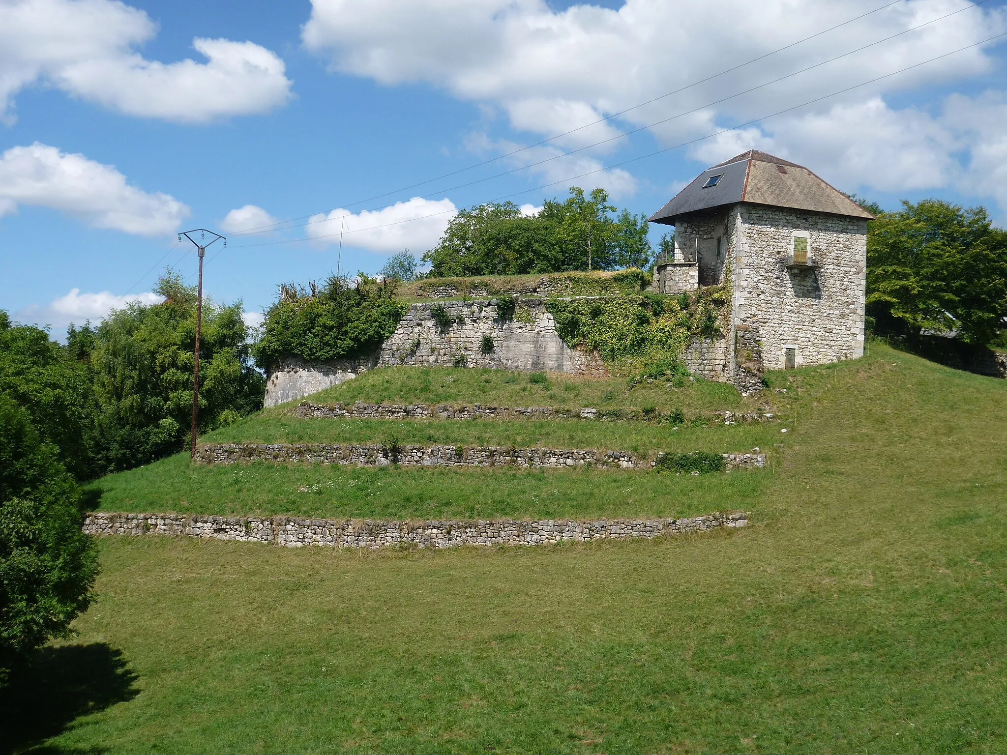 Photo showing: Château de Gruffy (Haute-Savoie, France). A appartenu au Moyen-Age aux comtes de Genève, au XVI° siècle aux Compey, puis aux Menthon-La Balme (barons de Gruffy) du XVI° au XIX° siècle.