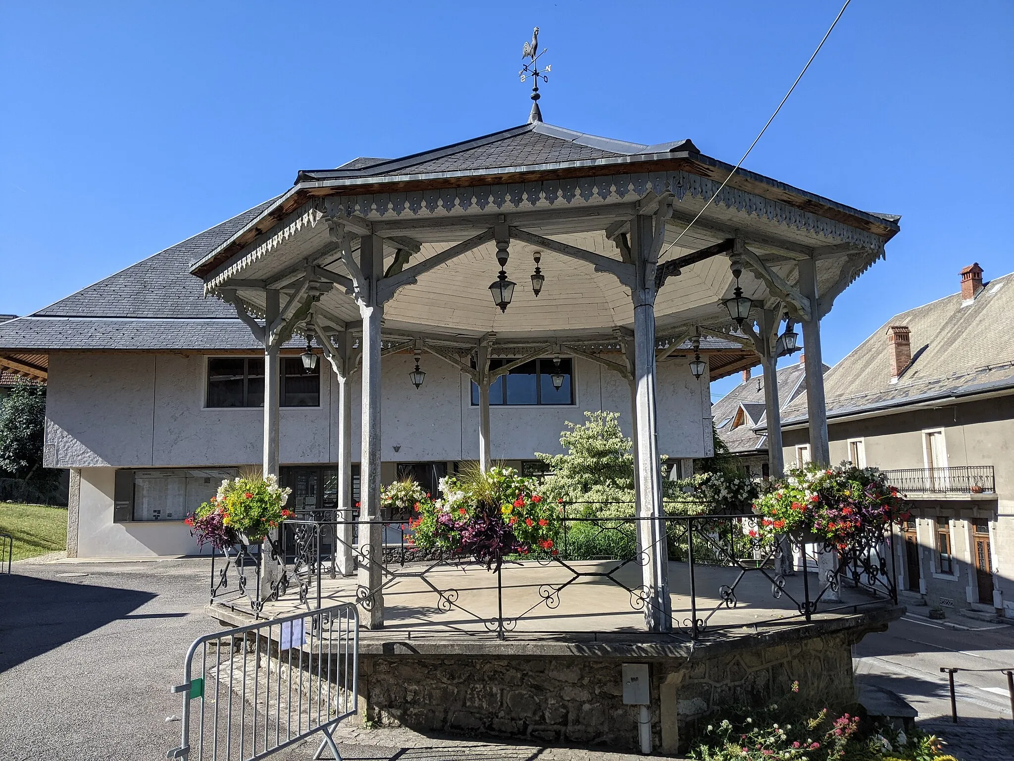 Photo showing: Kiosque devant l'église deGruffy (Haute-Savoie, France).
