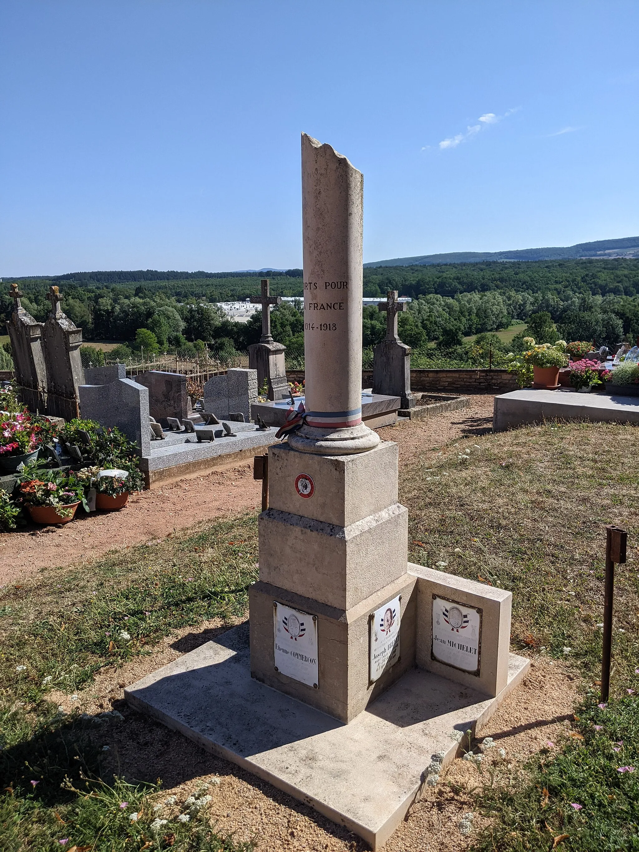 Photo showing: Monument aux morts dans le cimetière de Massilly (Saône-et-Loire, France).