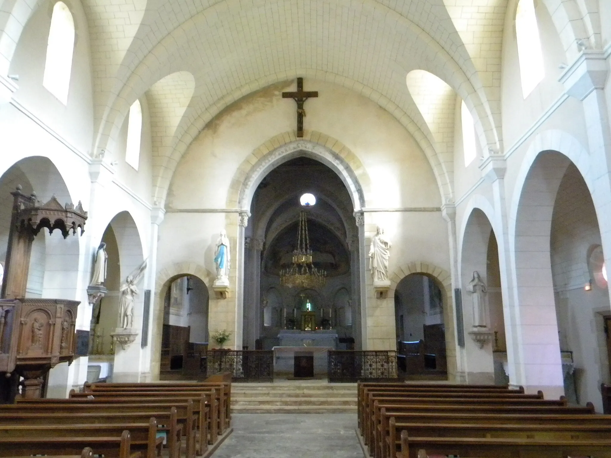 Photo showing: Vue de la nef (moderne) et du chœur (roman) de l'église de Saint-Bonnet-de-Cray