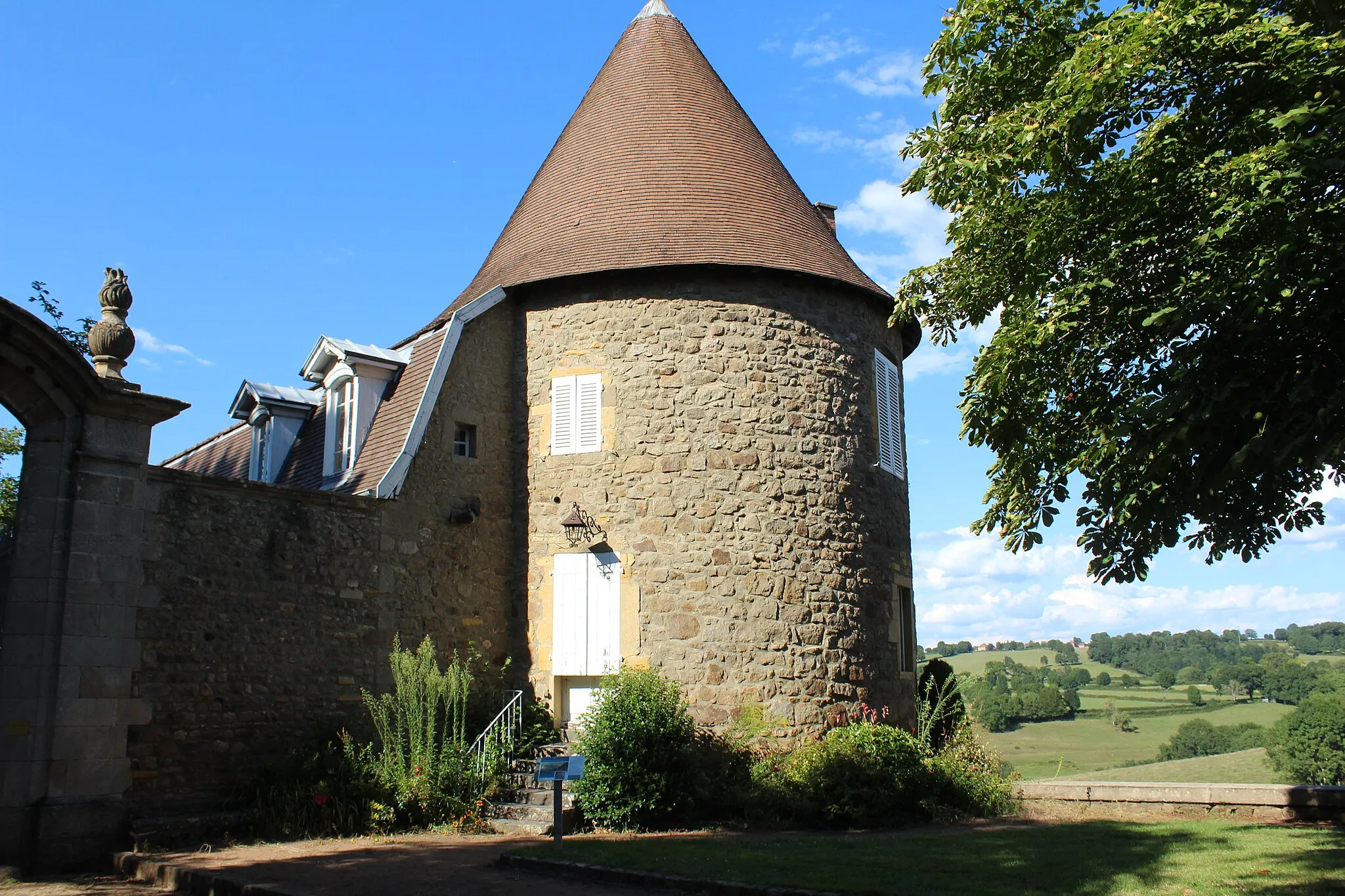 Photo showing: Tour du château de Saint-Christophe-en-Brionnais.